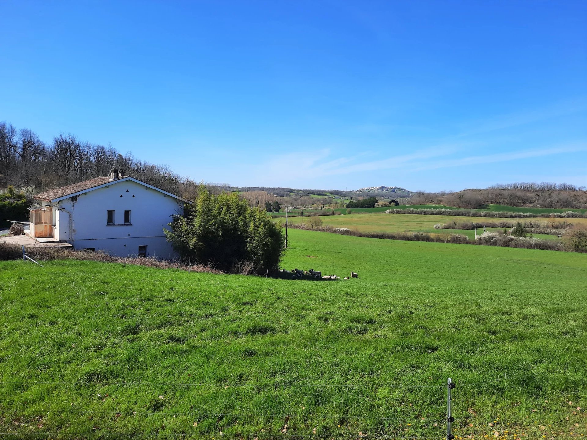 Property with outbuildings to renovate just 5 minutes from amenities