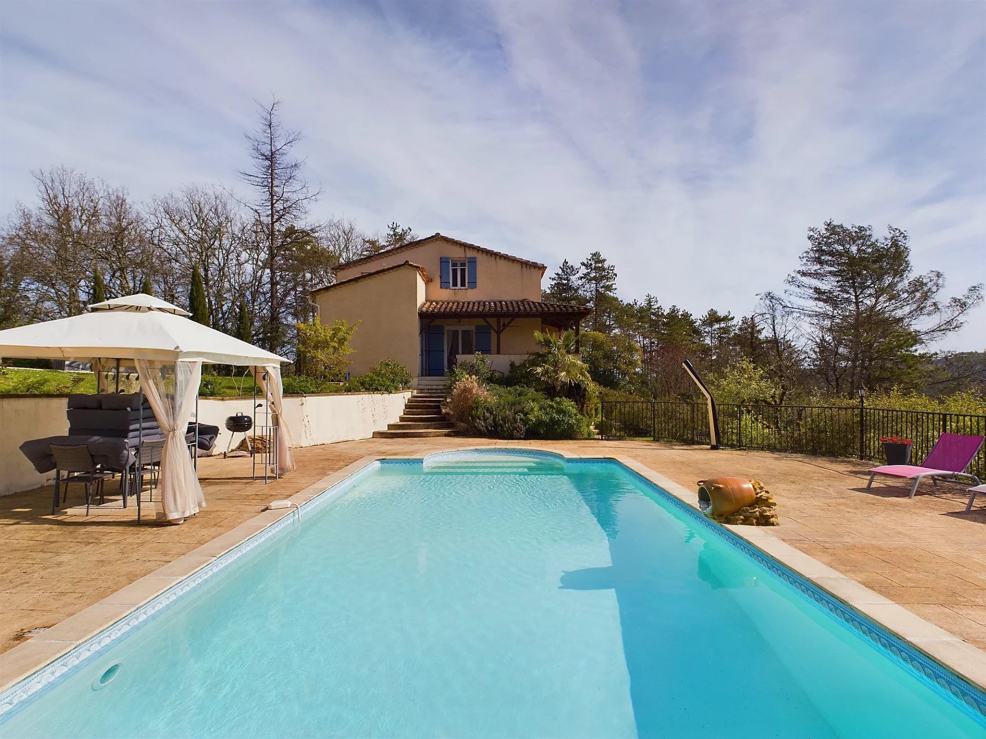 Lovely property with swimming pool and stunning views