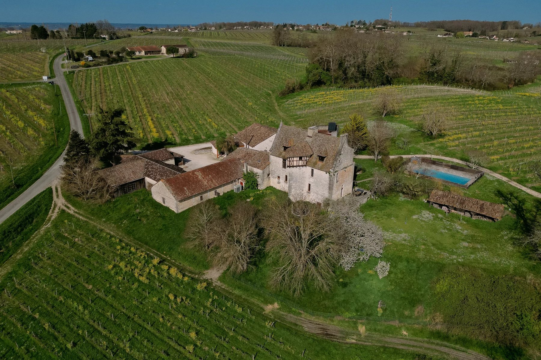 Medieval fortified house with biodynamic vineyard