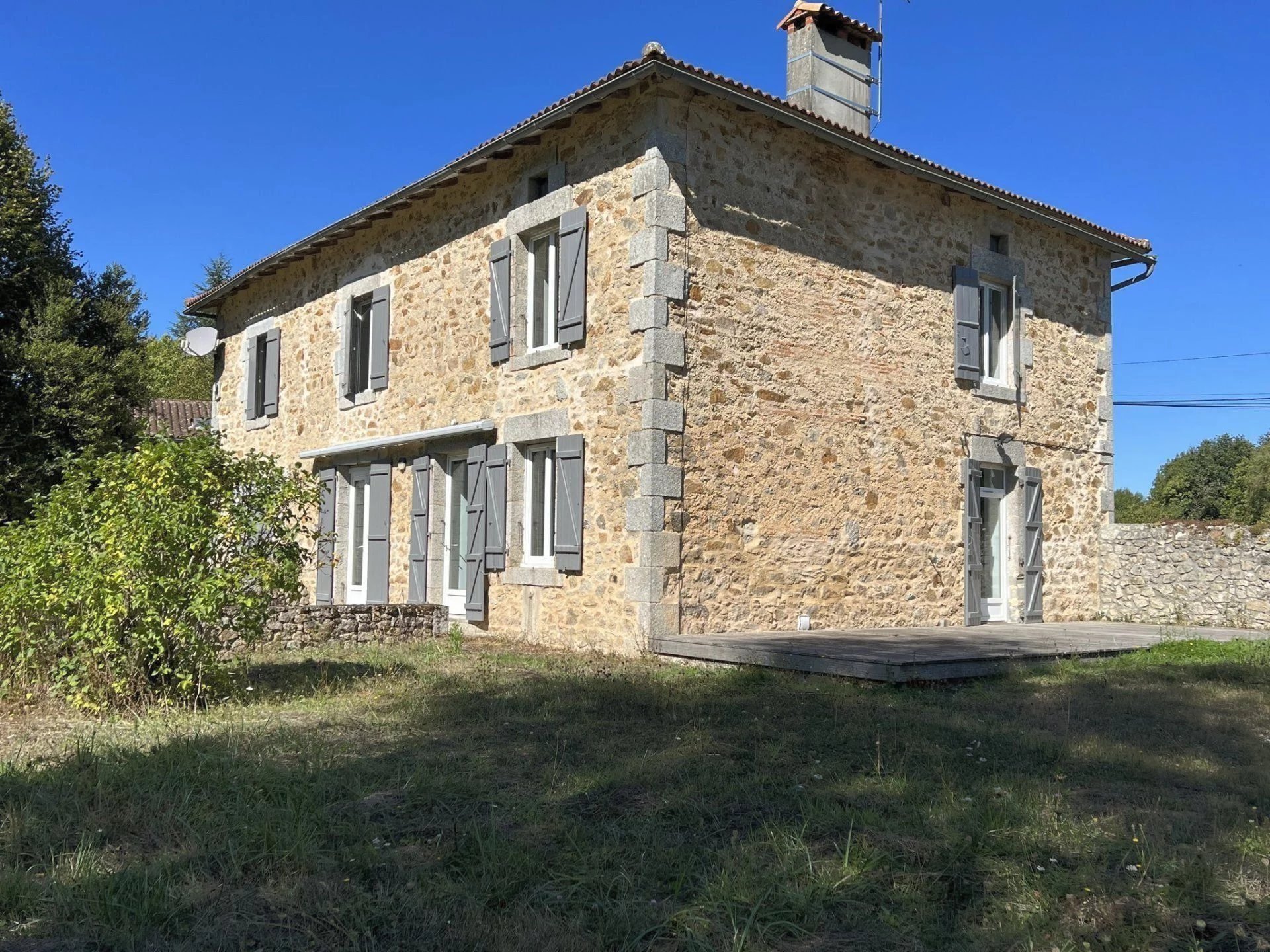 Stone 4 bed house with contemporary interior