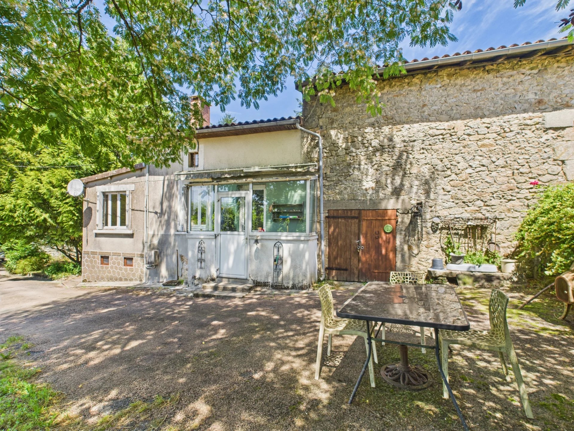 Maison avec 26 hectares de terres certifiées biologiques à la frontière du Limousin et de la Dordogne