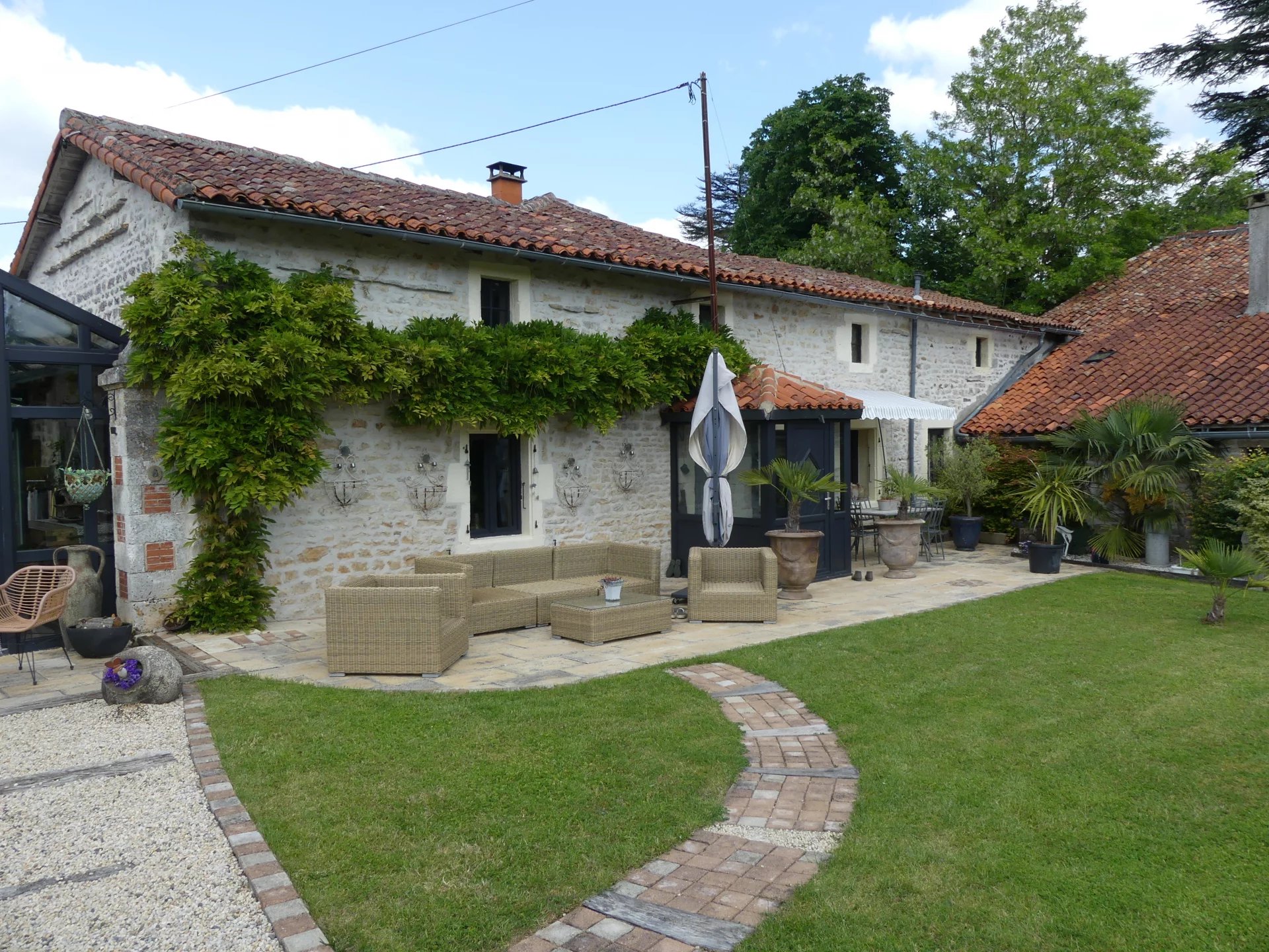 Belle maison - rénovation de qualité, située en campagne, avec dépendances, cour et jardin