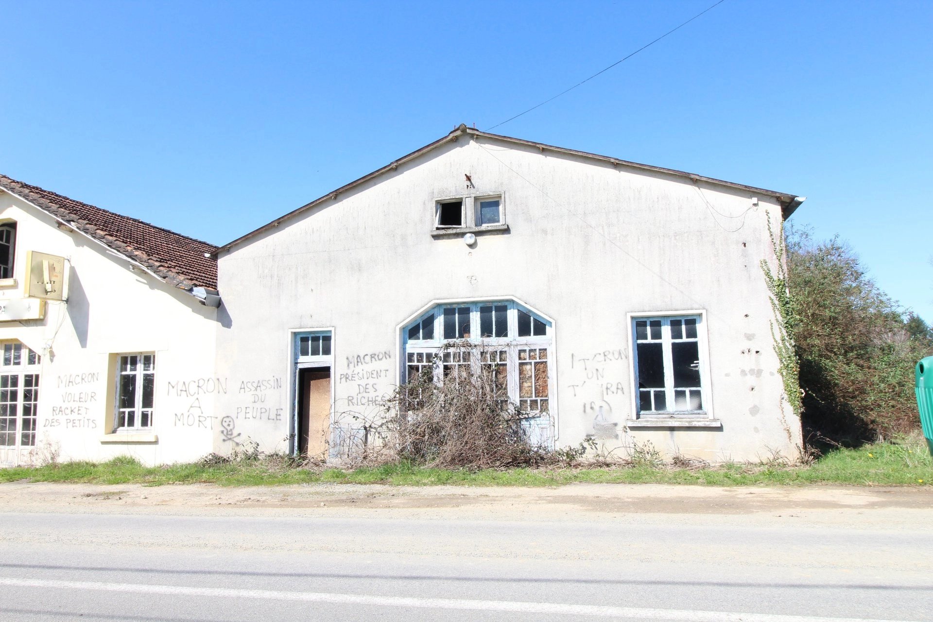 Ancienne salle de spectacle + Maison à rénover