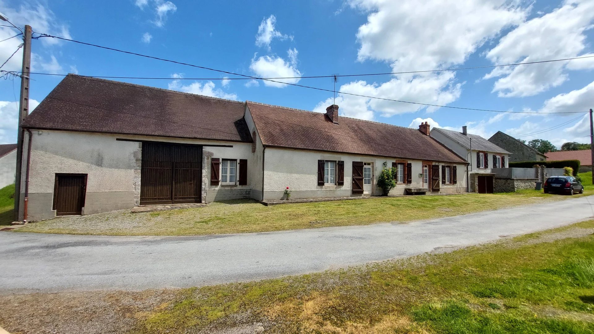 Charming family home with a nice garden and a barn