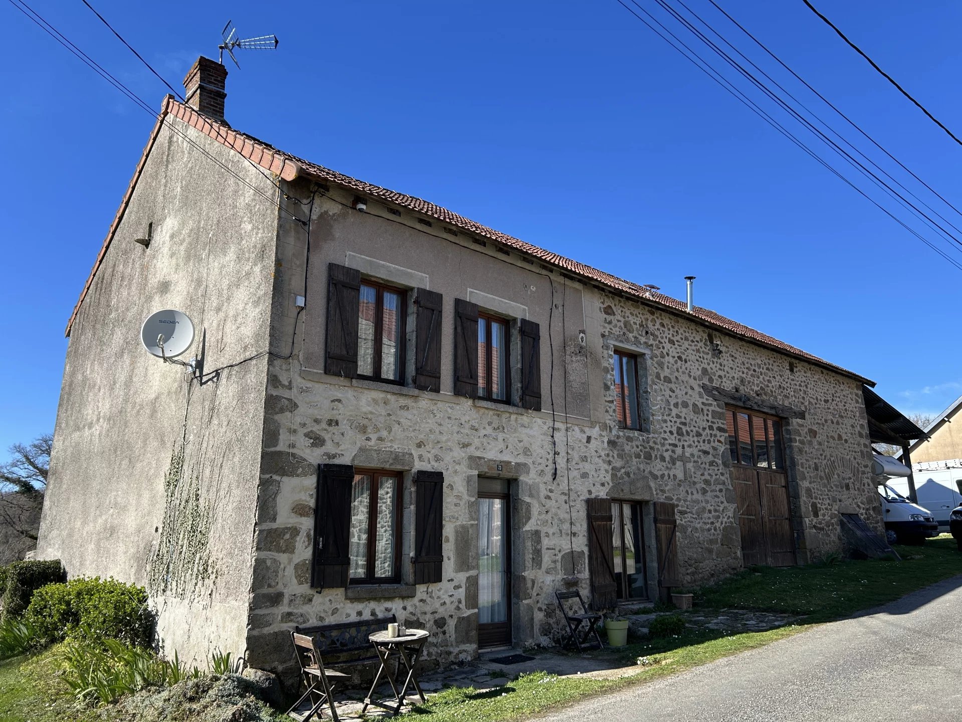 Maison de campagne individuelle de 4 chambres magnifiquement présentée