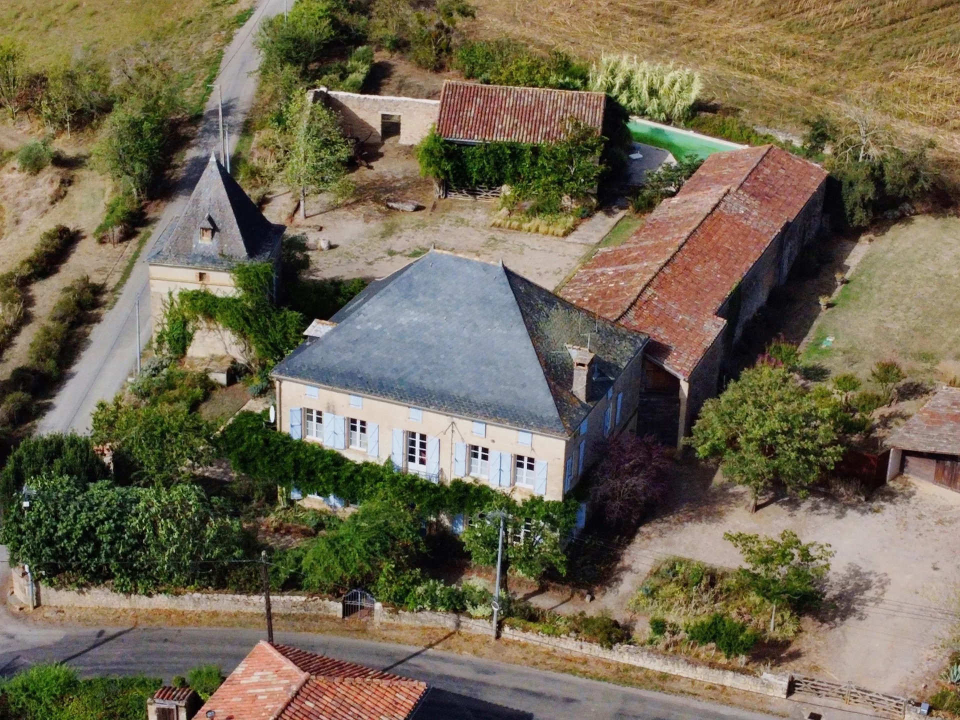 Manoir et gîtes magnifiquement restaurés avec piscine