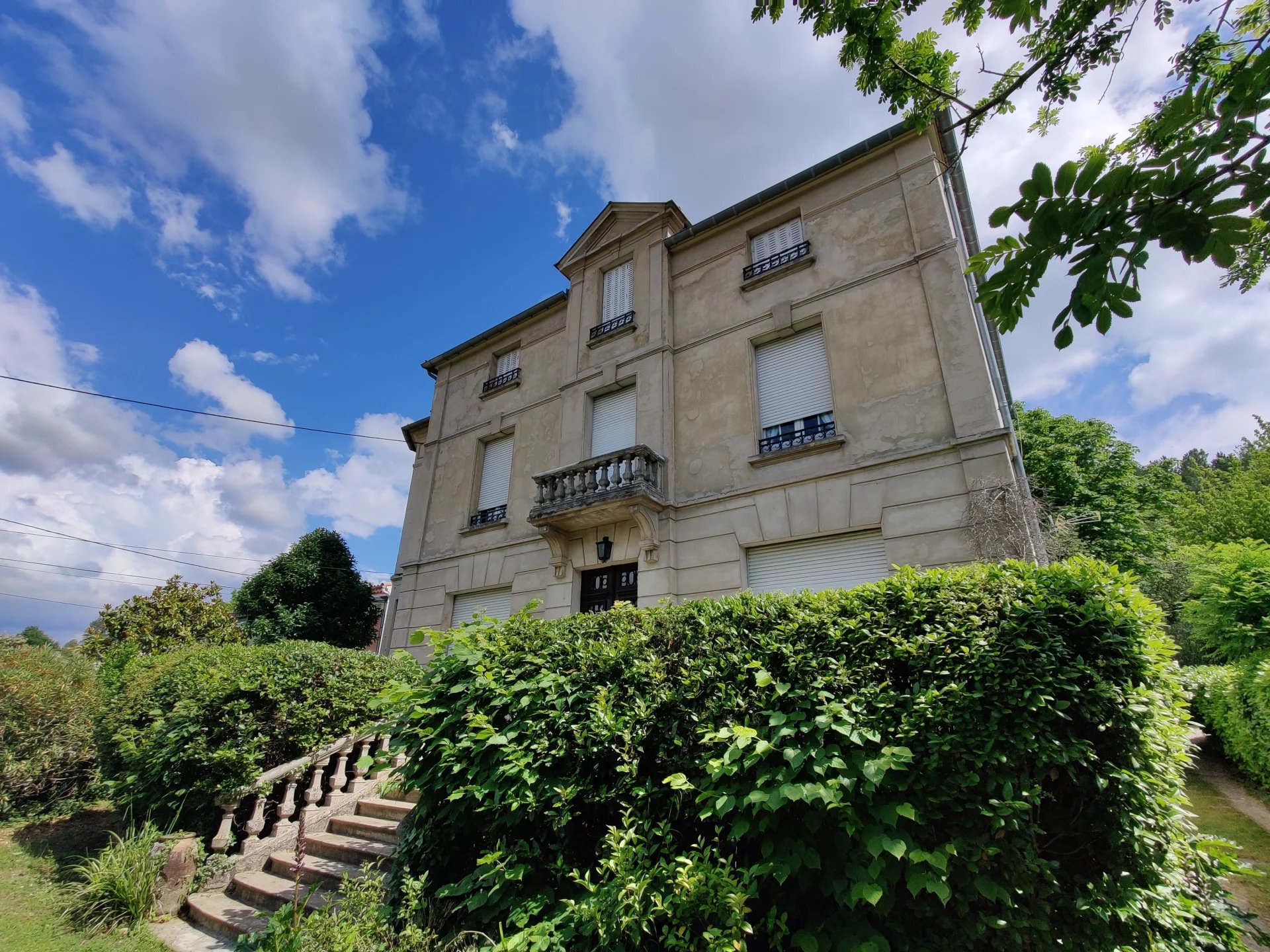Stunning historic mansion with vast gardens close to amenities