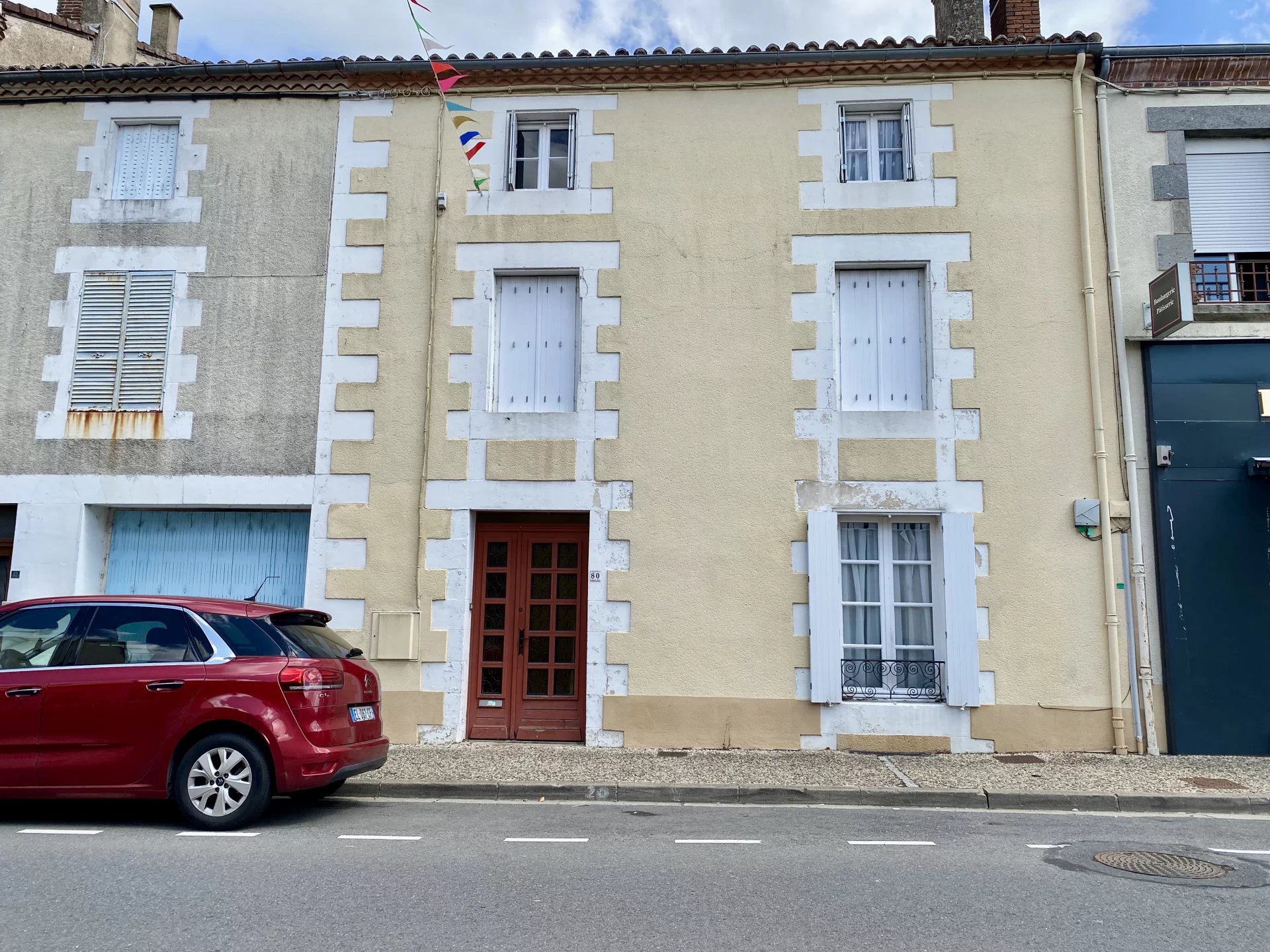 Maison de trois chambres dans le centre de Bussière-Poitevine avec jardin et atelier