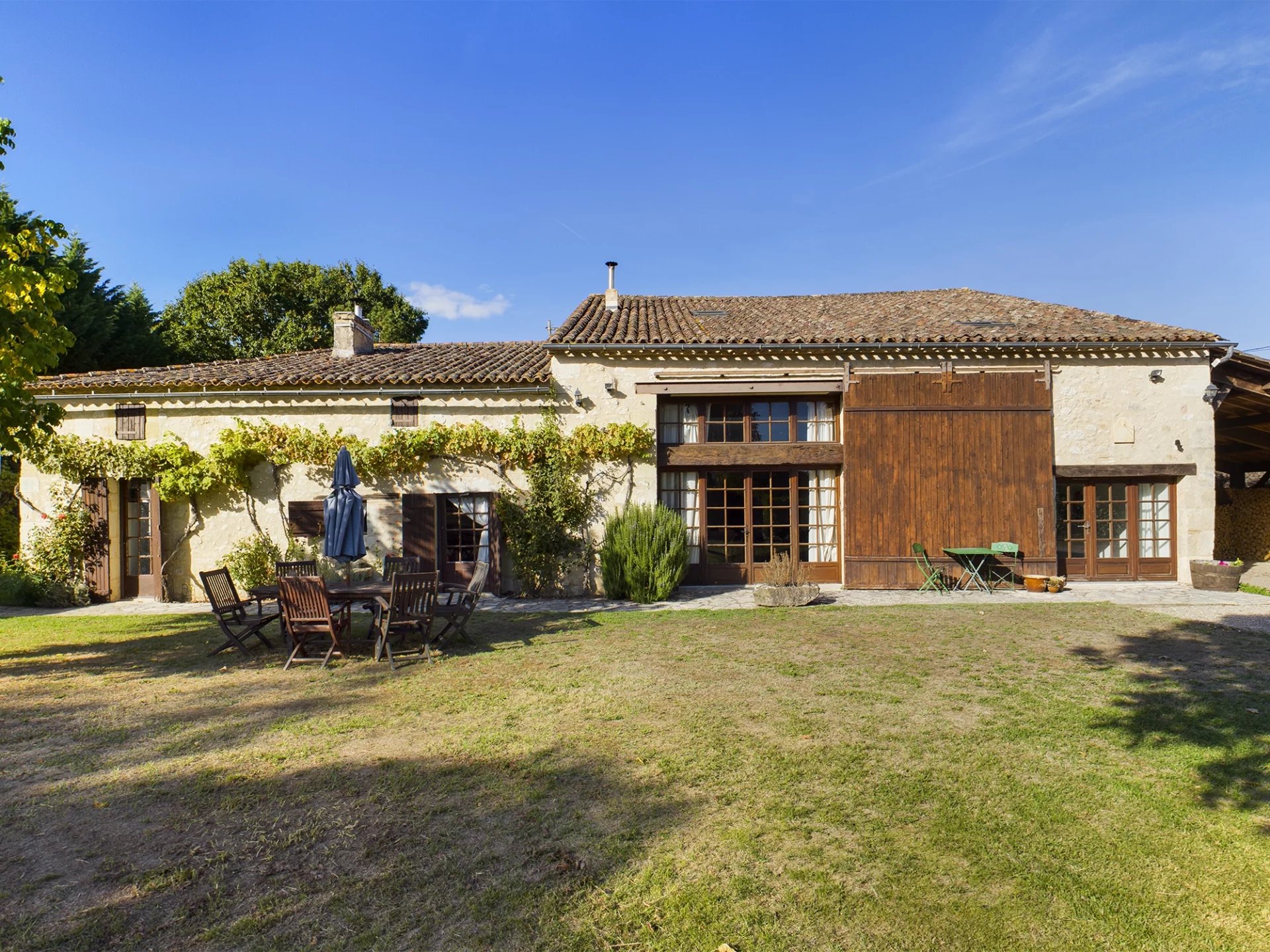 Lovely 5 Bedroom house with 2 Cottages and pool, just 1 hour from Bordeaux and 30 minutes from Berge