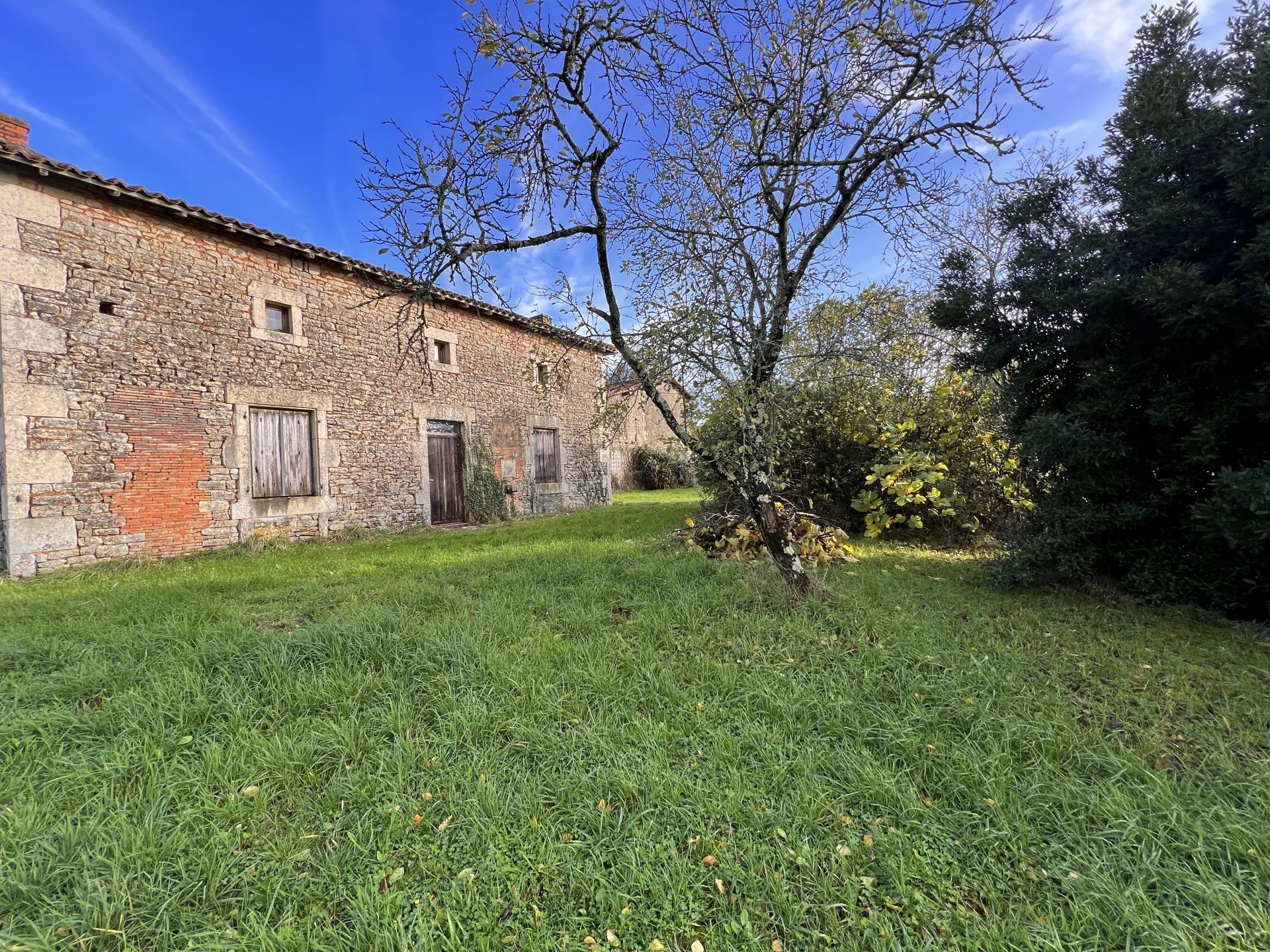 Country house with outbuildings to renovate