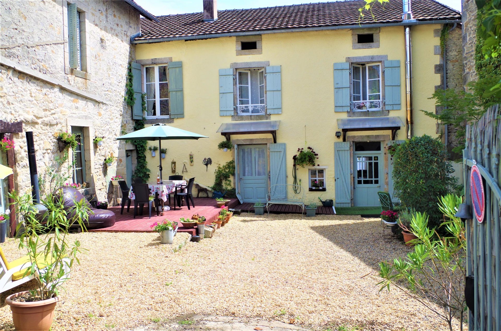 Belle maison de village rénovée, chauffage central, grange, cour close de mûrs, PNPL