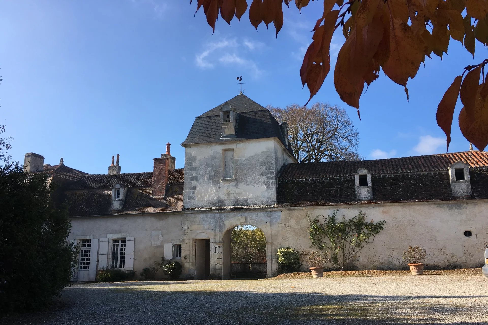 Chartreuse du 17ème siècle, maison d'amis, piscine et jardin