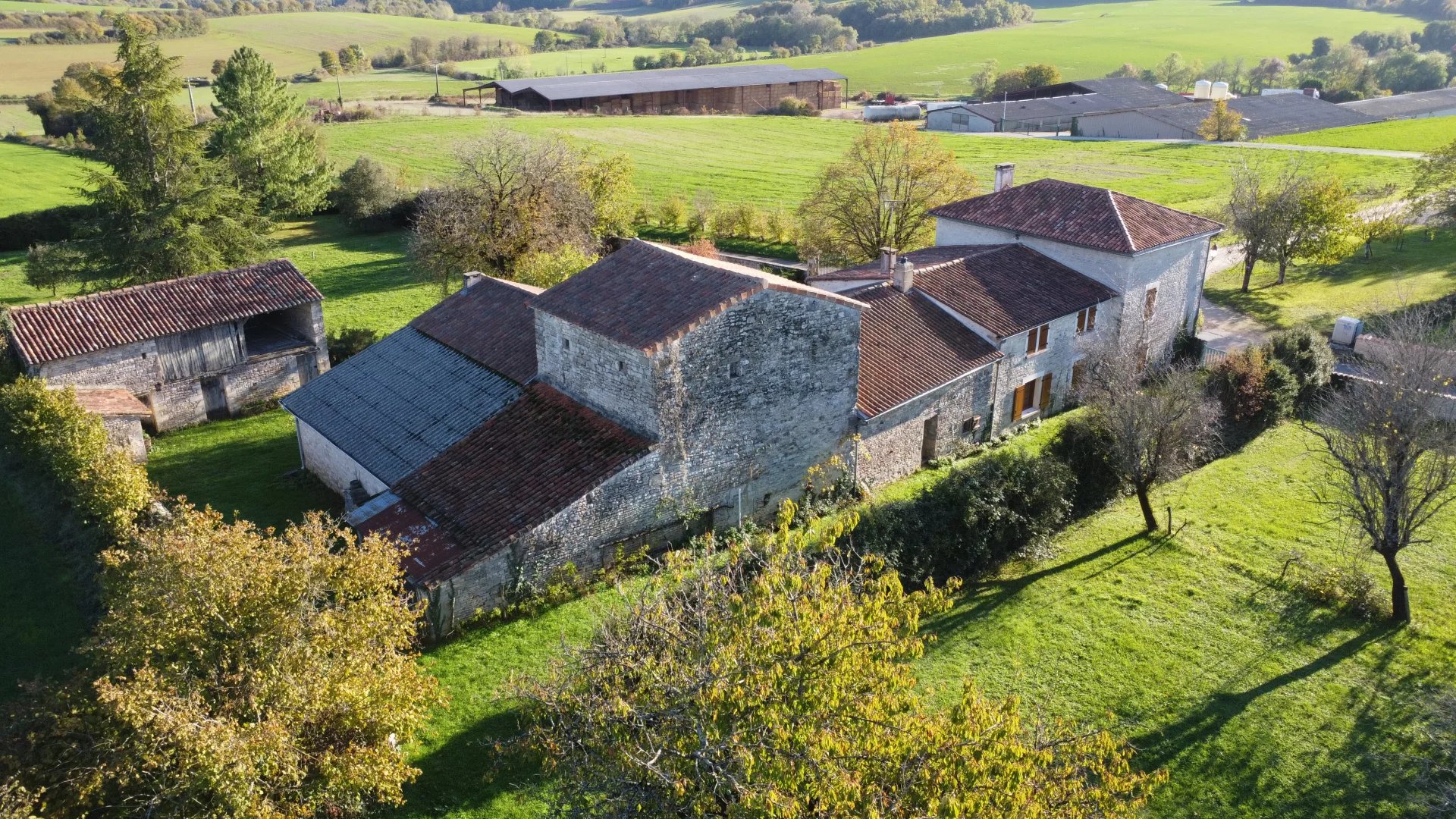 Maison en pierre de quatre chambres, avec dépendances, mare et puits, terrain 7684m²