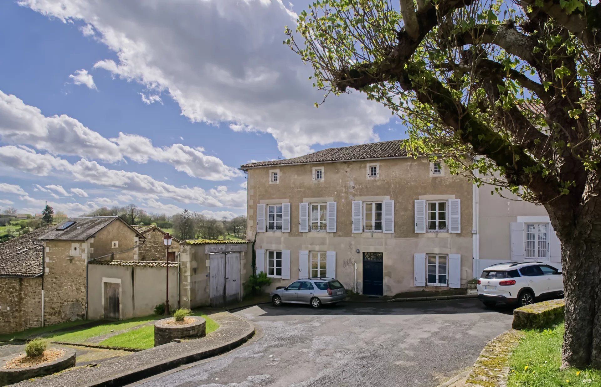 Beautiful Maison de Maître, 6 bedrooms, 1 bed guest cottage, in the heart of Charroux