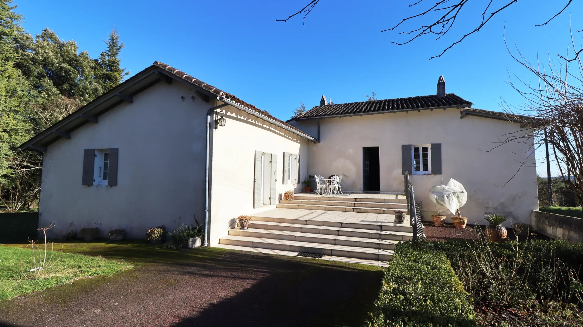 Lovely house with swimming pool and fabulous barn