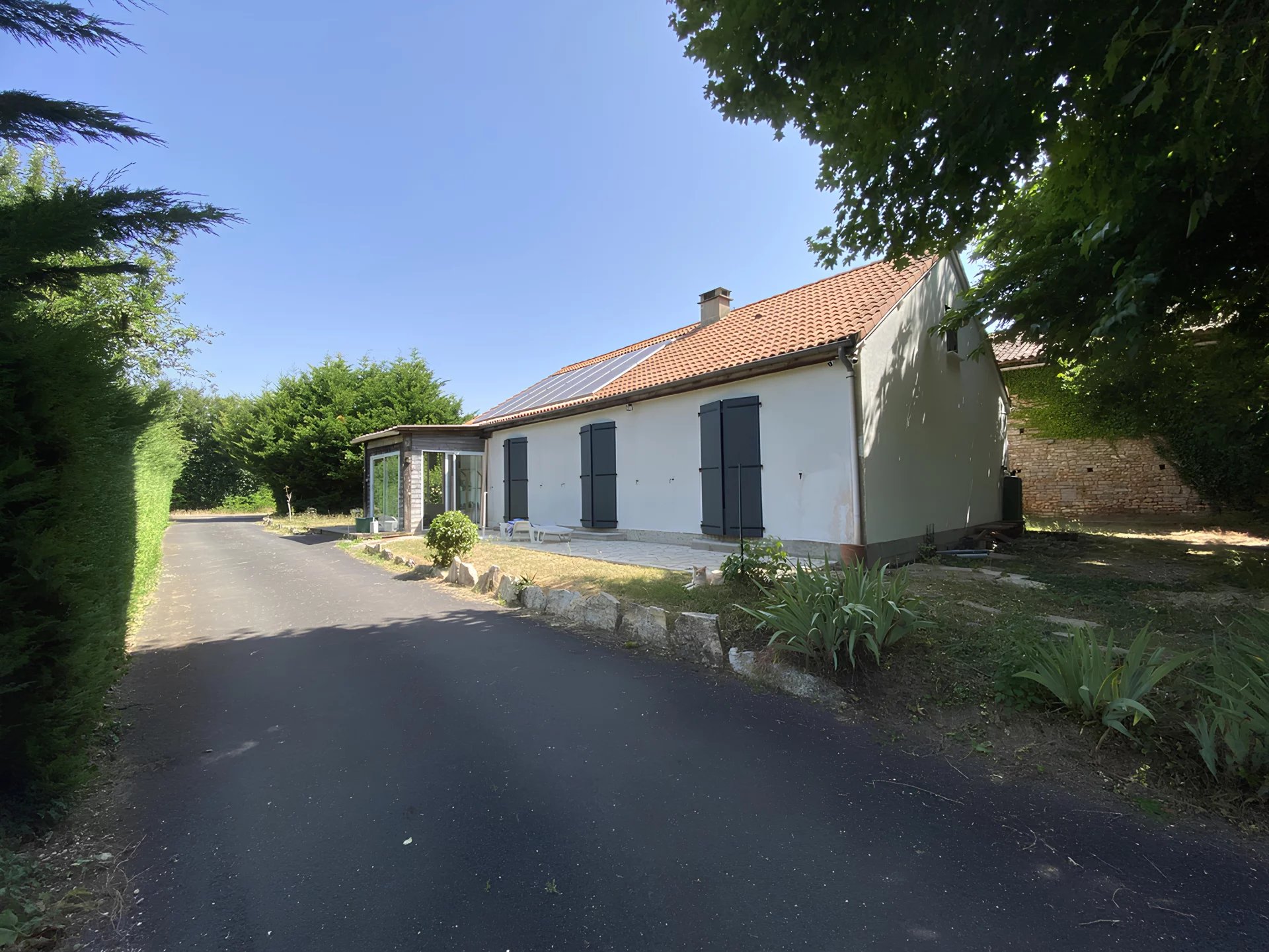 Single-Storey House in a Peaceful Setting with Large Garden