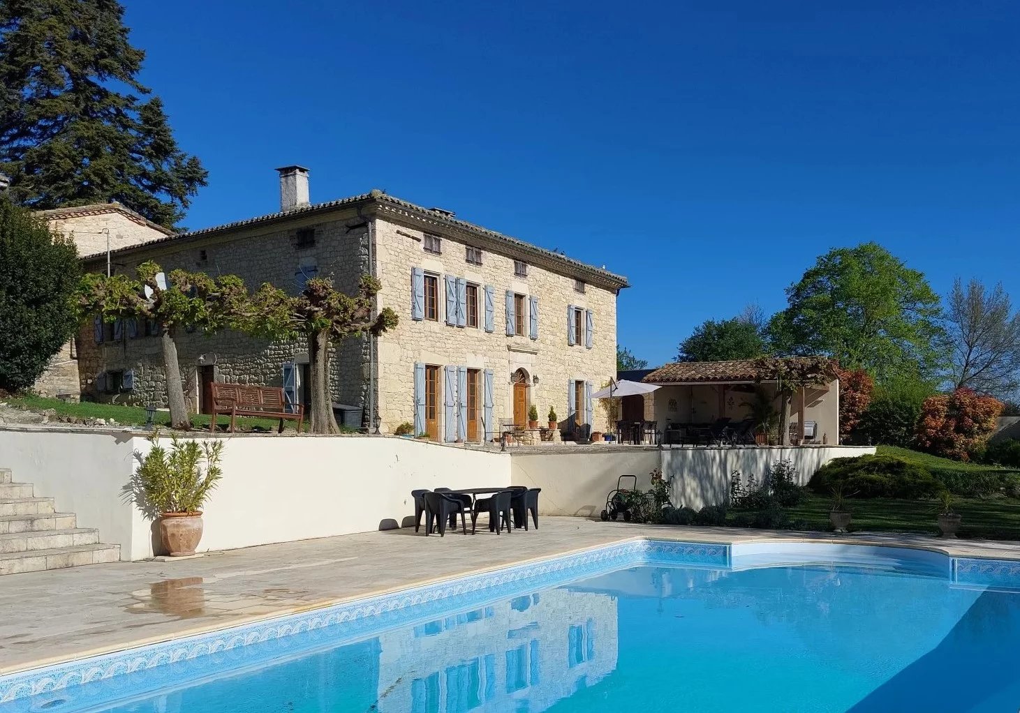 Bel ensemble comprenant deux maisons avec piscine et 1 ha de terrain avec des vues sublimes