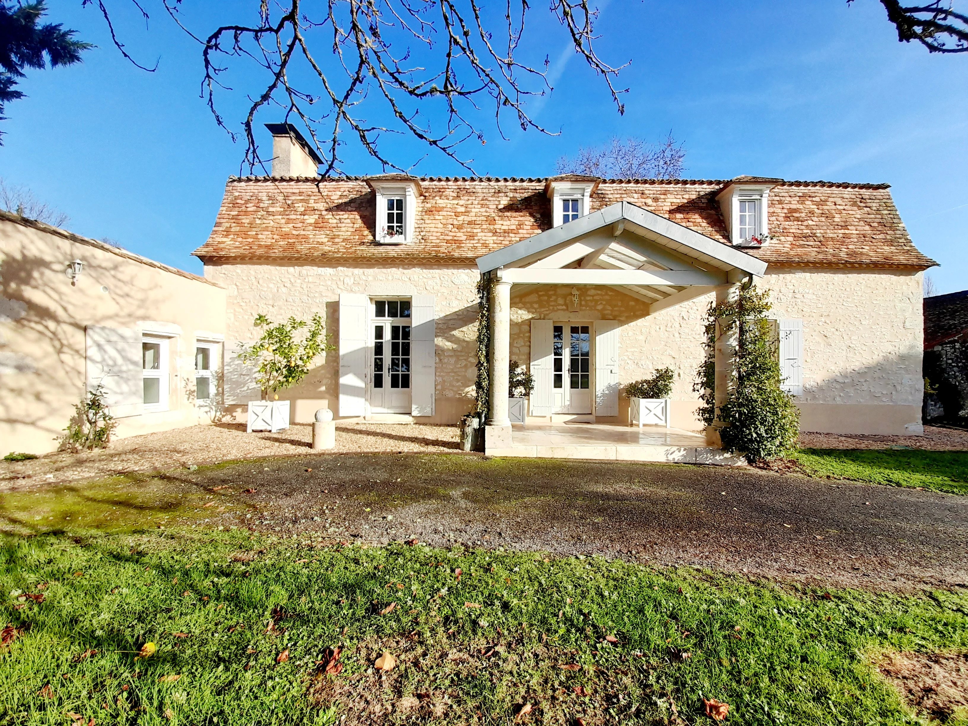 Stunning ensemble including a stone farmhouse, enormous barn and pigeonier