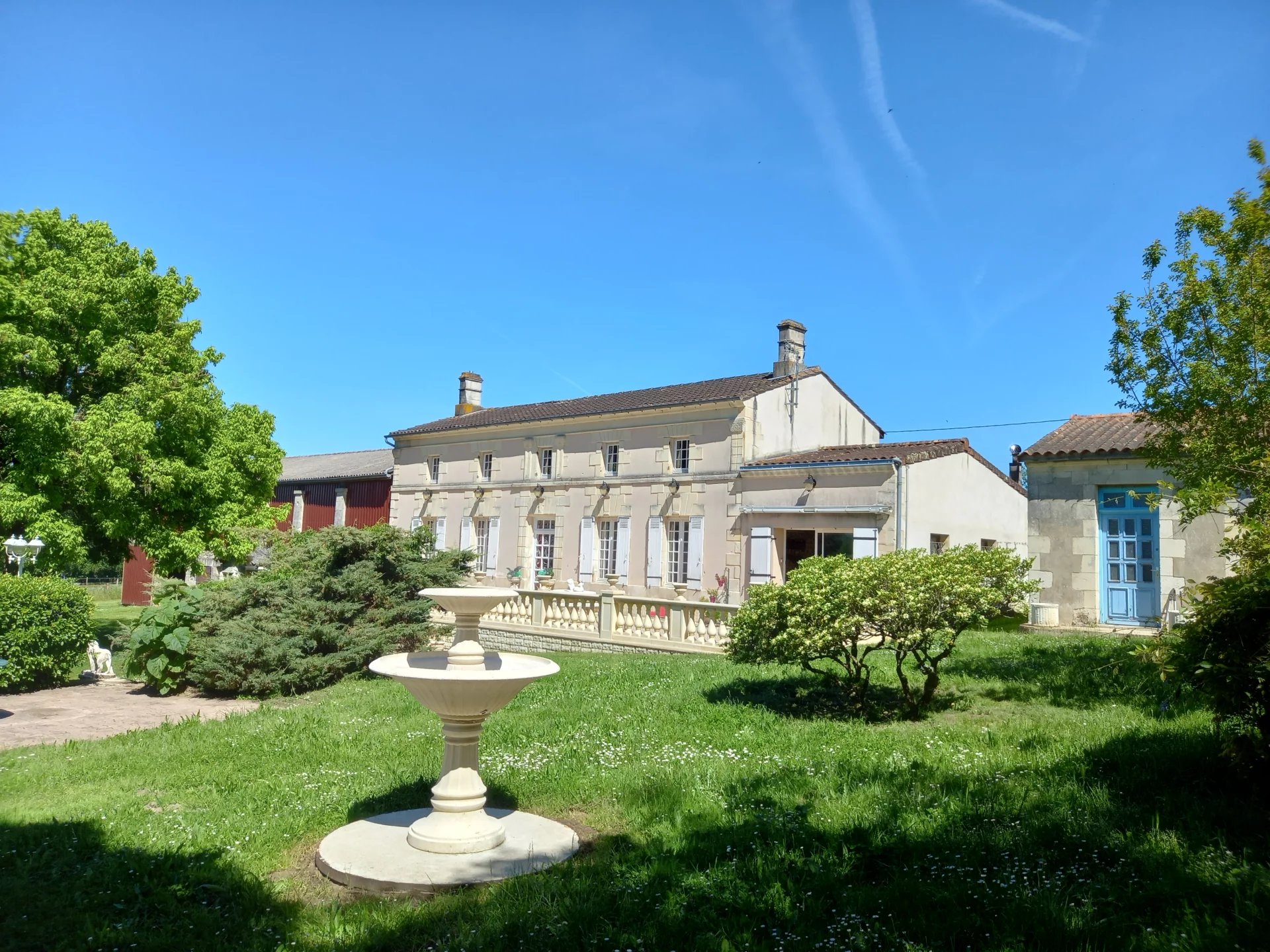 Large Charantaise house with outbuildings and house to renovate