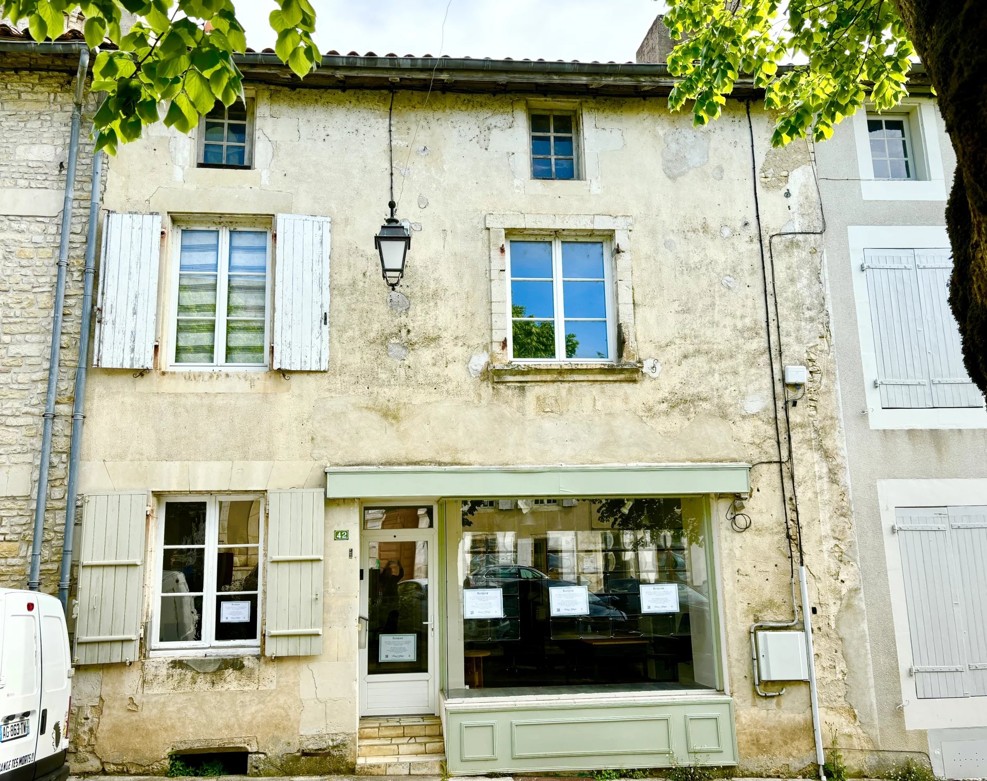 In a stunning village with restaurants/shops - great opportunity to own a shop with an apartment and courtyard