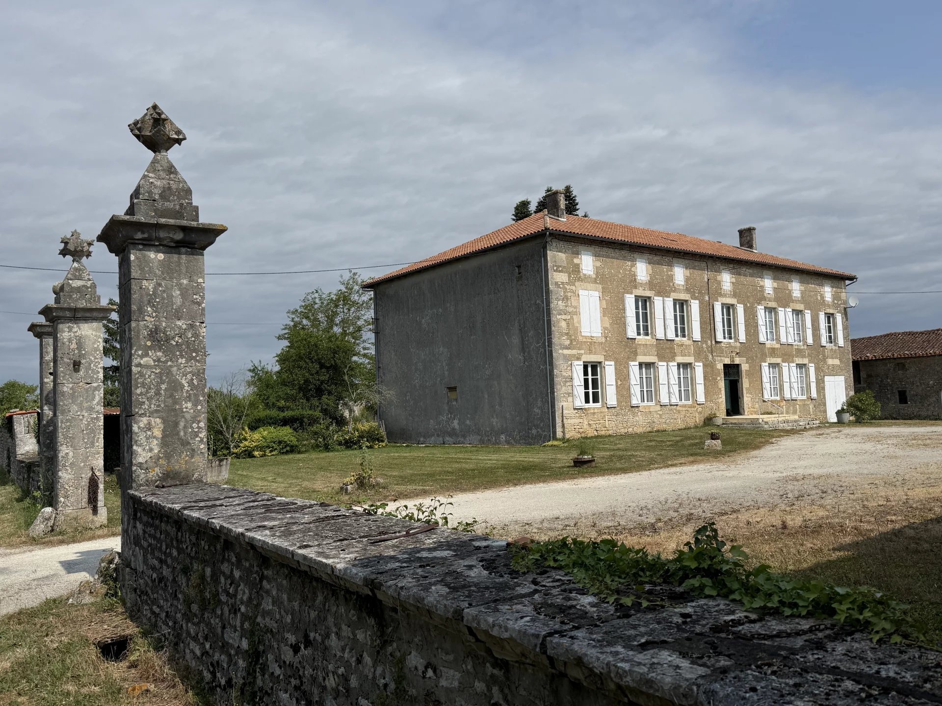 Imposante Maison de Maître offrant 7 chambres, des dépendances et près de 2,6 hectares de terrain
