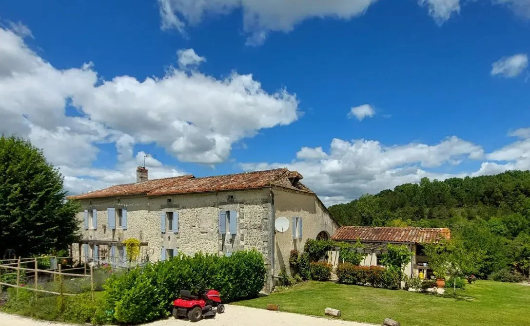 Maison de caractère en pierre avec 6 chs, grange et piscine