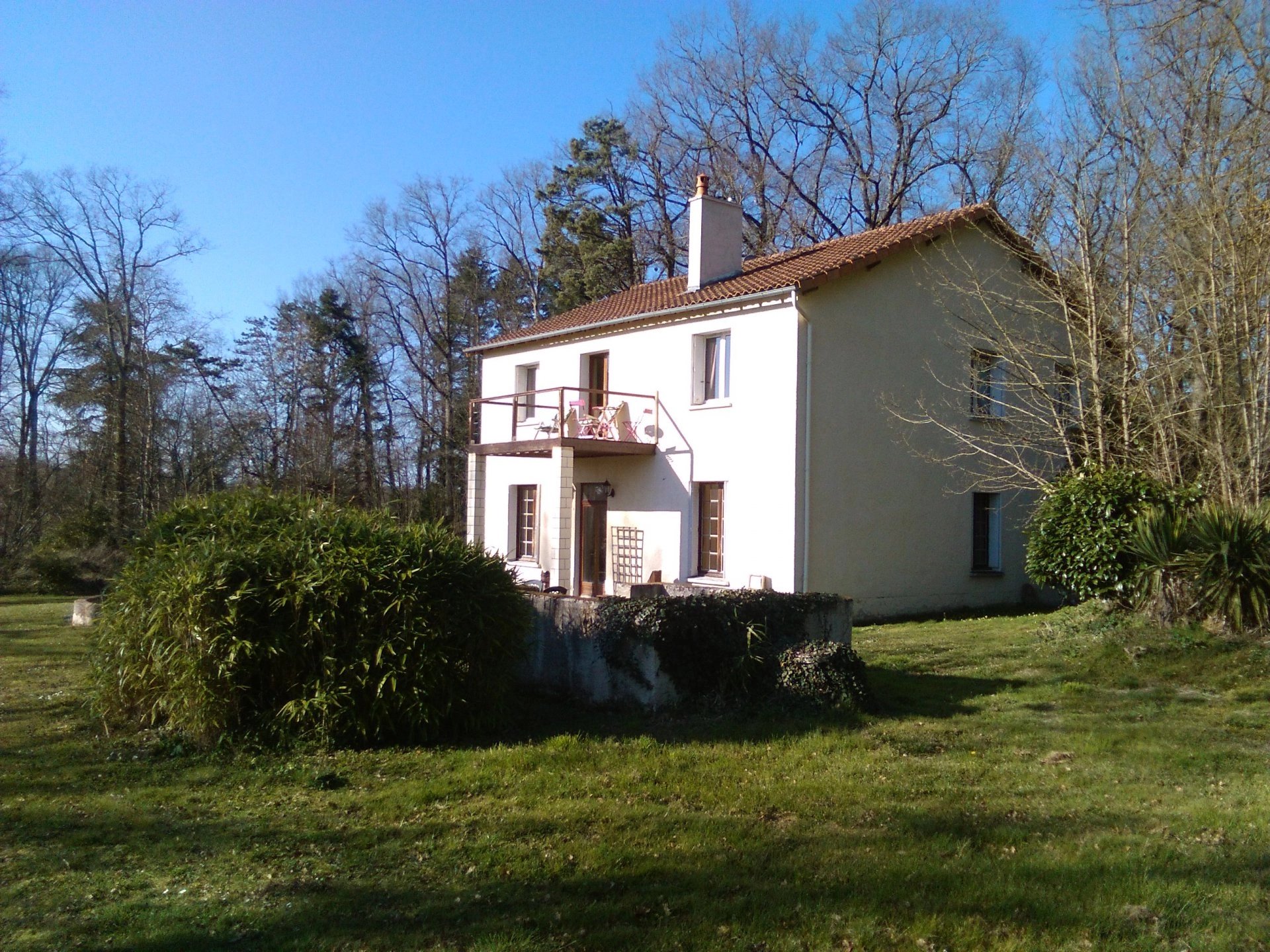 Terrain magnifique! Maison de 3 chambres et appartement avec 2 chambres!