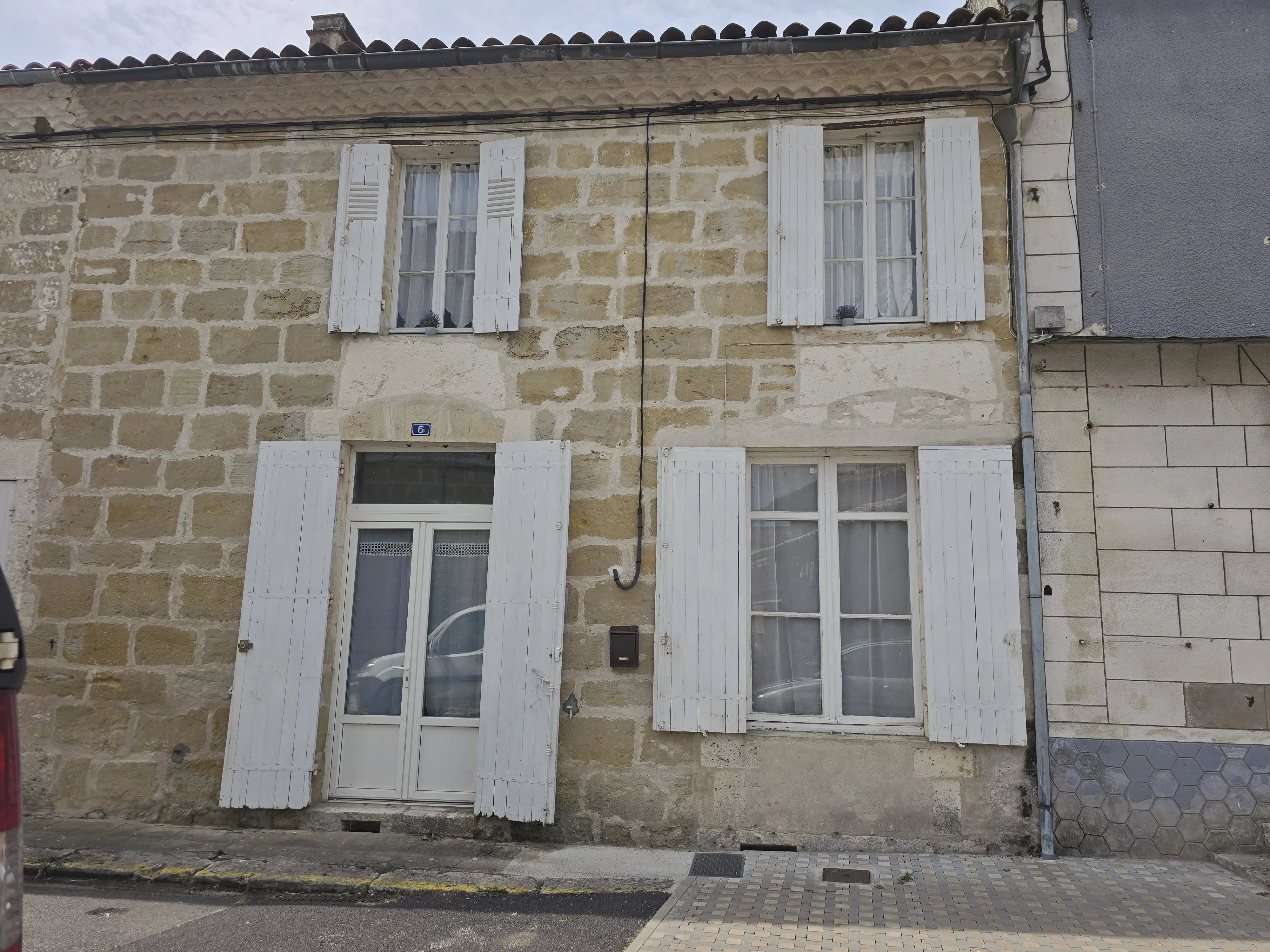 Charmante maison de village en pierre avec cour et vue sur la rivière