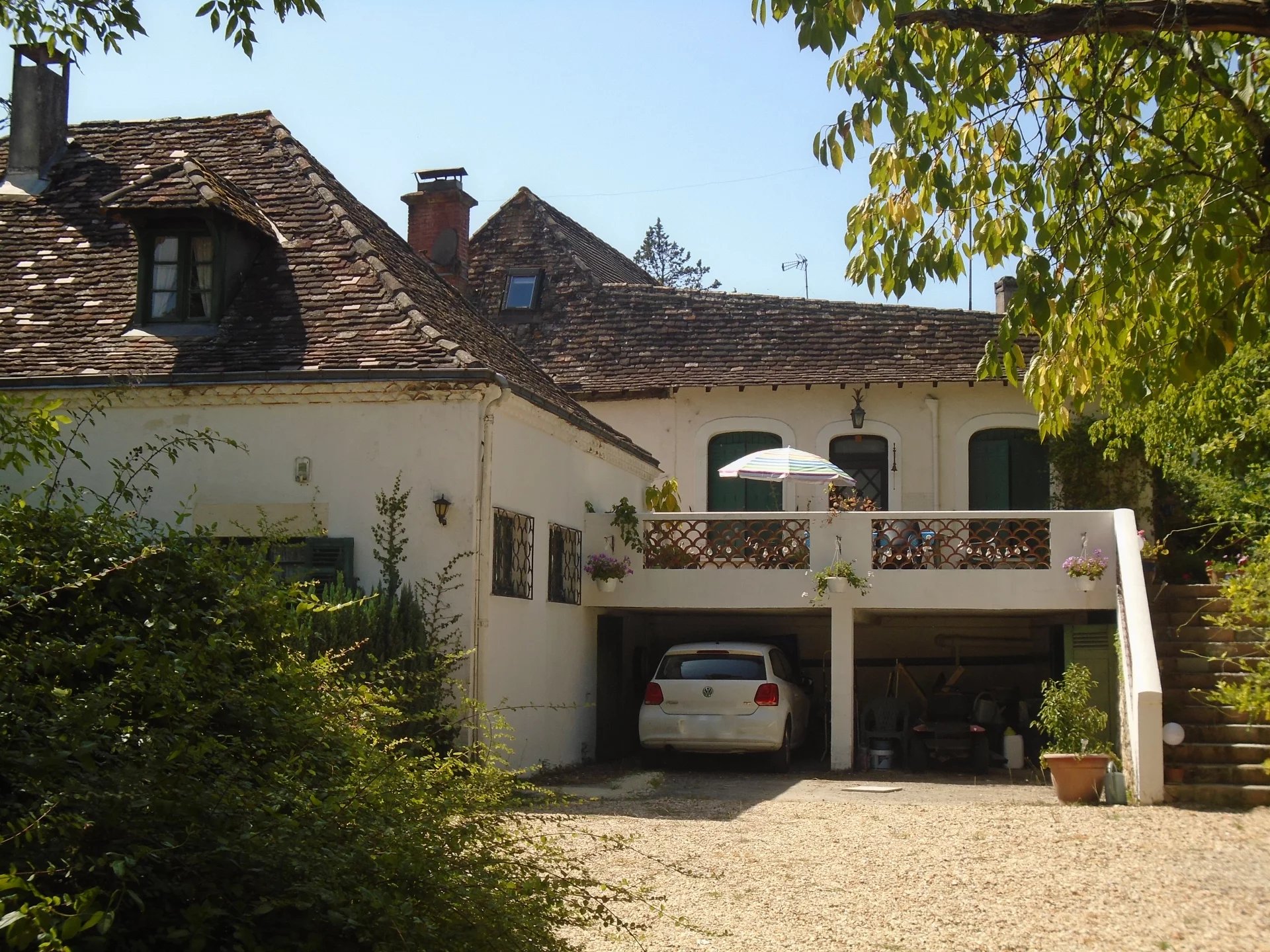 House and two guest houses on edge of village