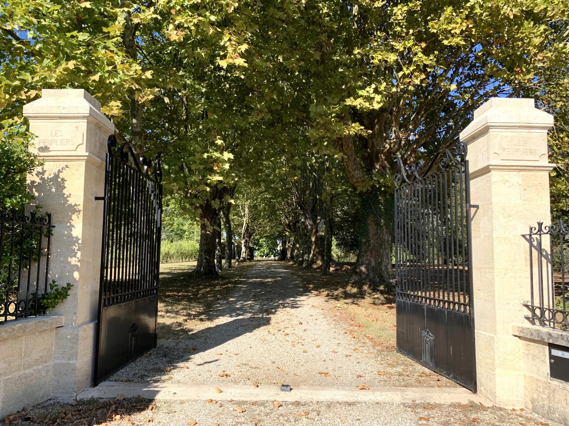 Manoir et 2 annexes sur parc arboré avec piscine, en bordure de rivière