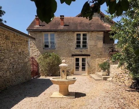 Bel ensemble de trois bâtiments avec piscine dans un paisible endroit de campagne