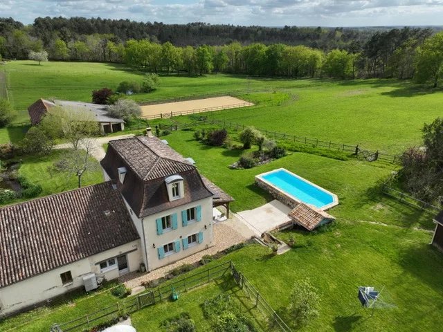 Maison à haute performance énergétique avec piscine, maison d'amis et 4 hectares.