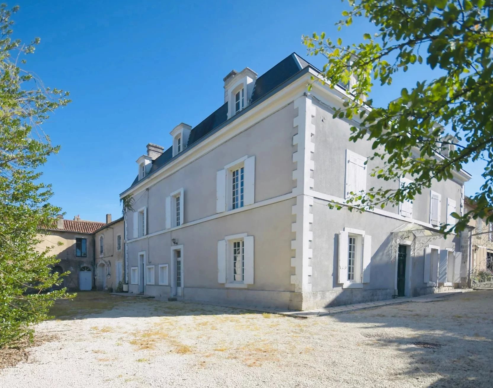 Maison bourgeoise with parkland garden - in the heart of Ruffec town centre