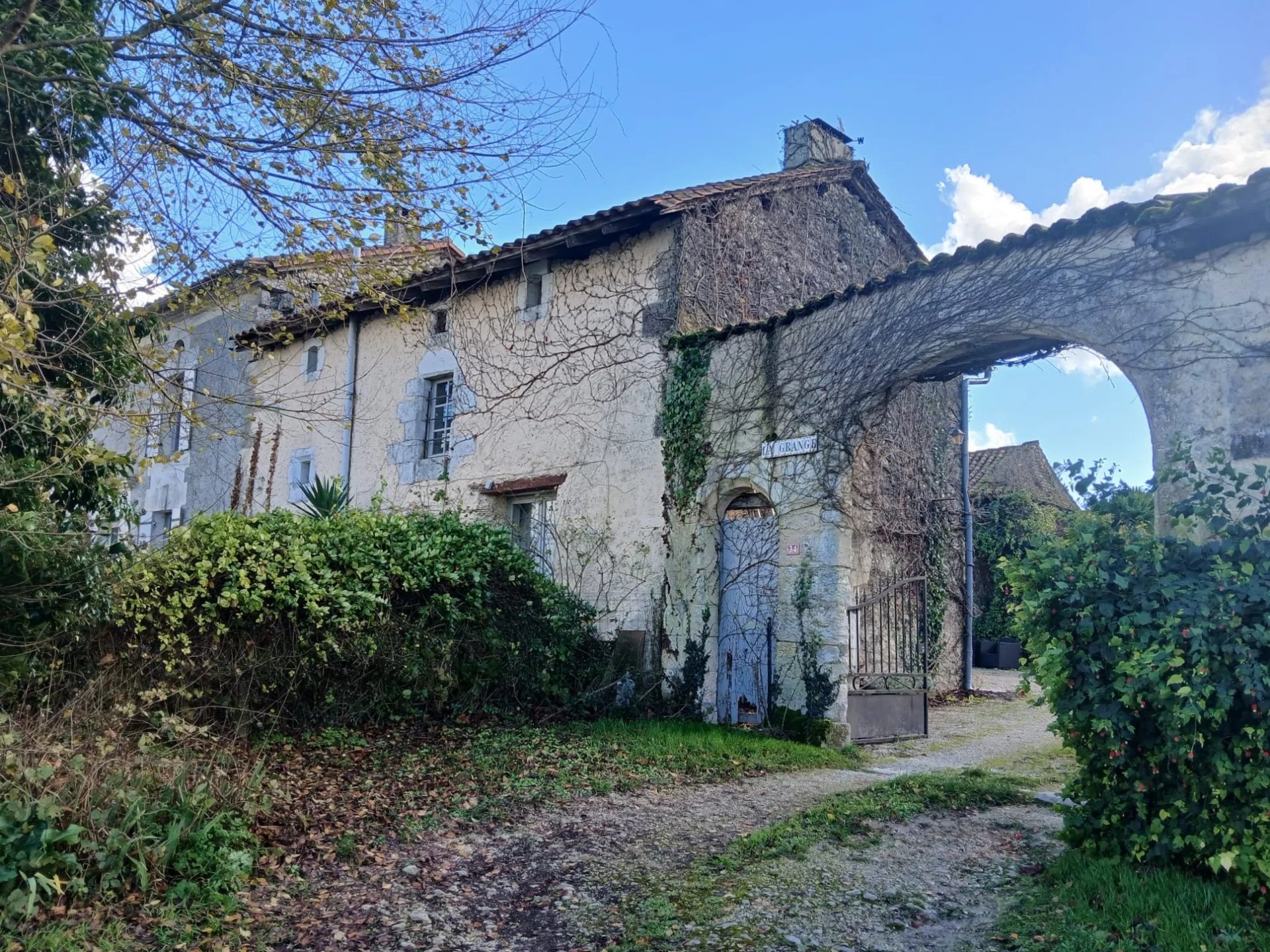 Maison de caractère avec trois maisons d'amis.