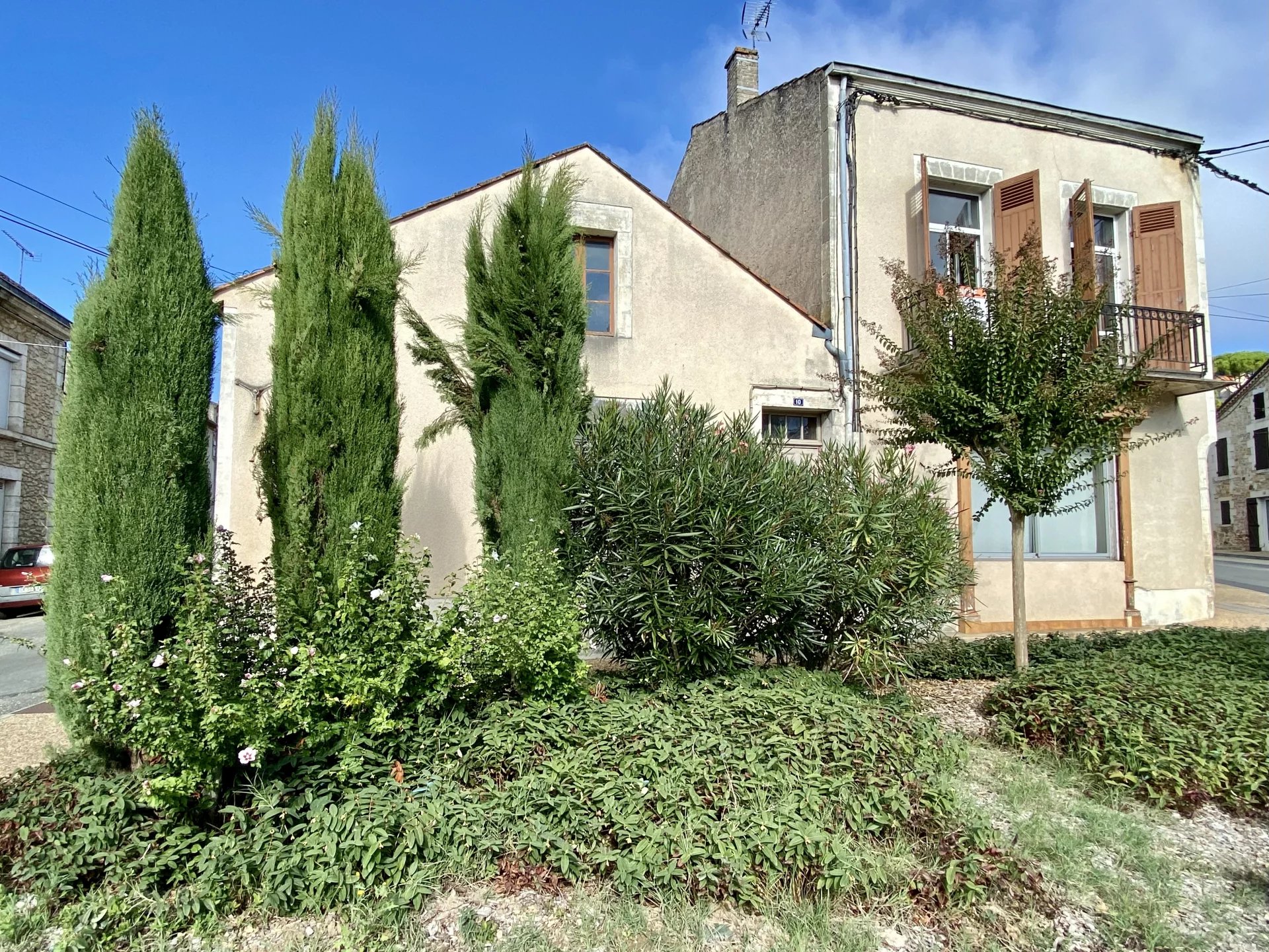 Grande demeure de ville à rafraîchir, avec jardinet et dépendance