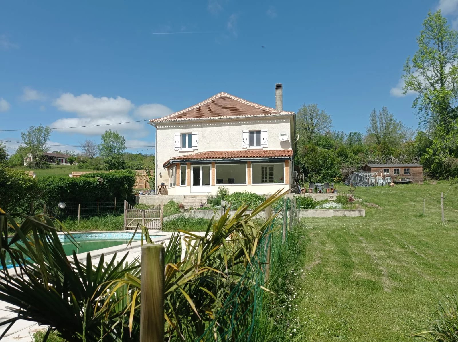 Fabuleuse maison de campagne de trois chambres avec piscine.