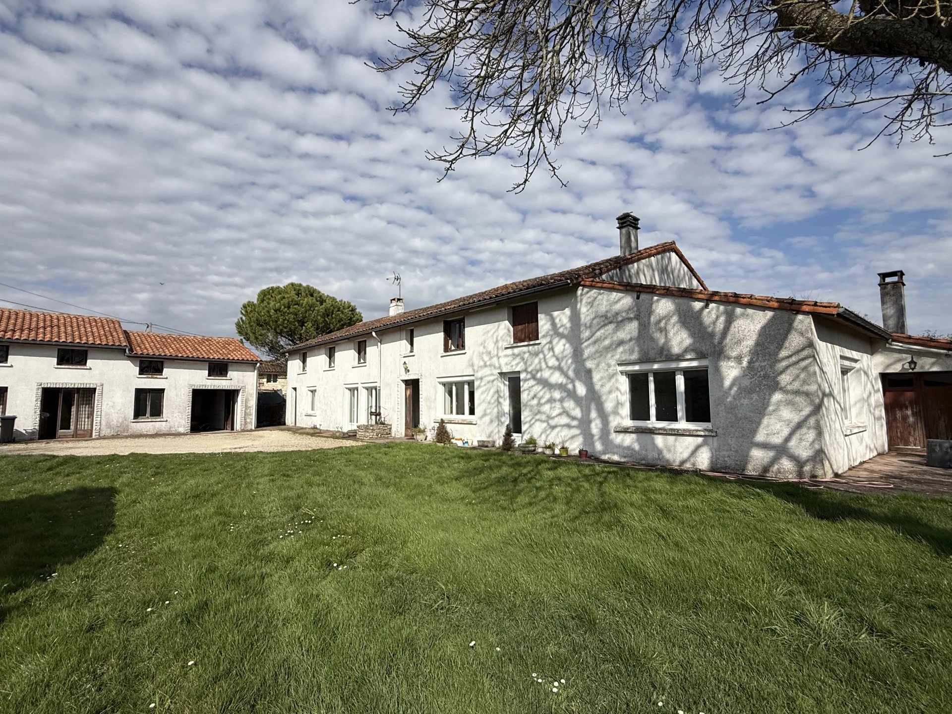 Ancienne ferme avec maison d'amis et grand jardin