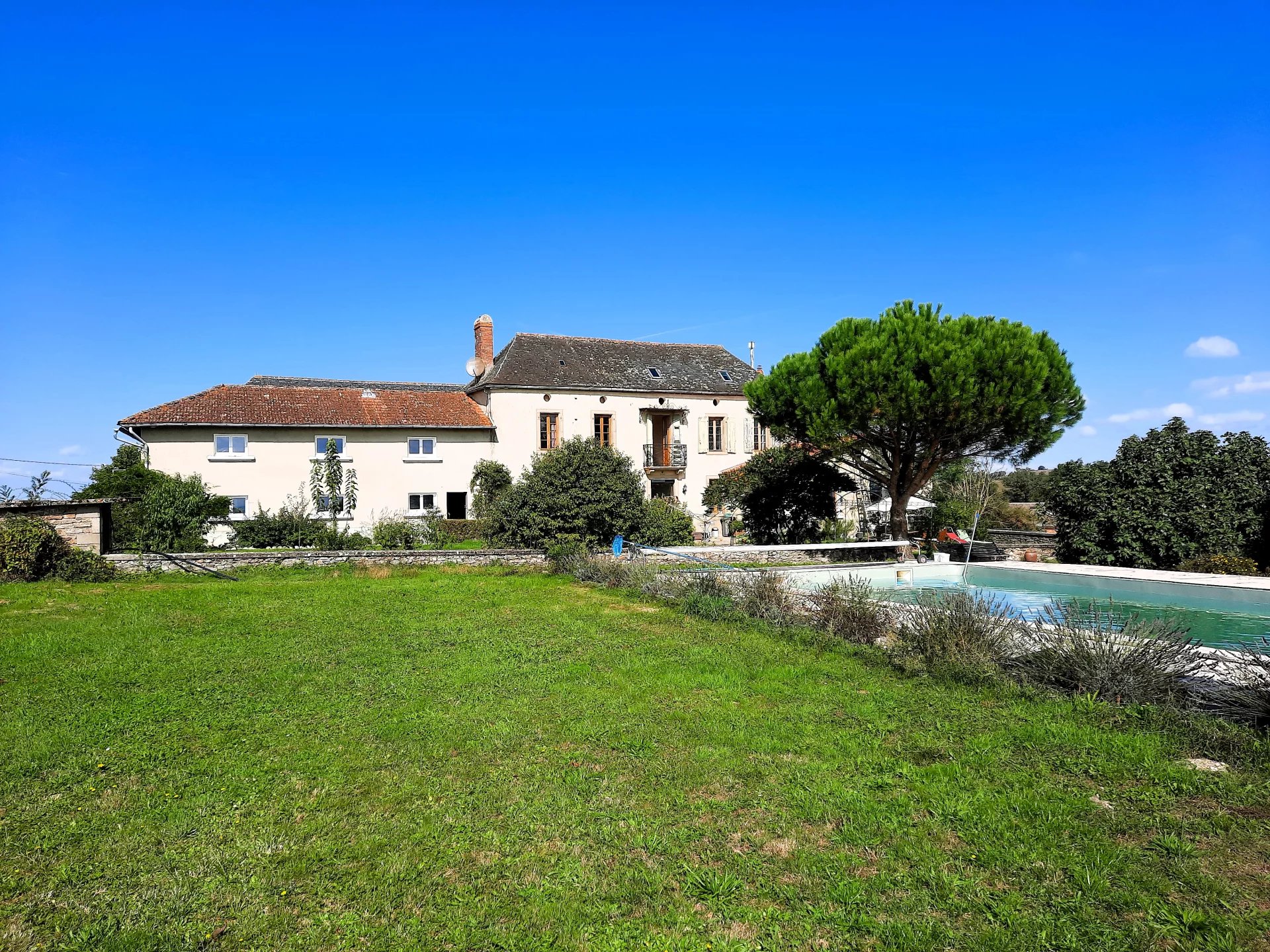 Panoramic views on 6ha of adjoining meadows