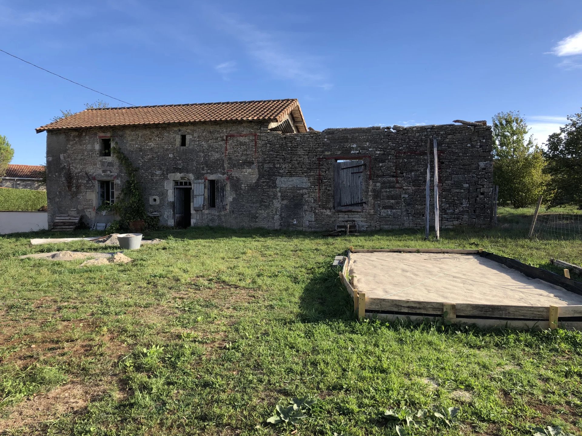 Un beau projet. Deux habitations anciennes à rénover avec grand jardin.