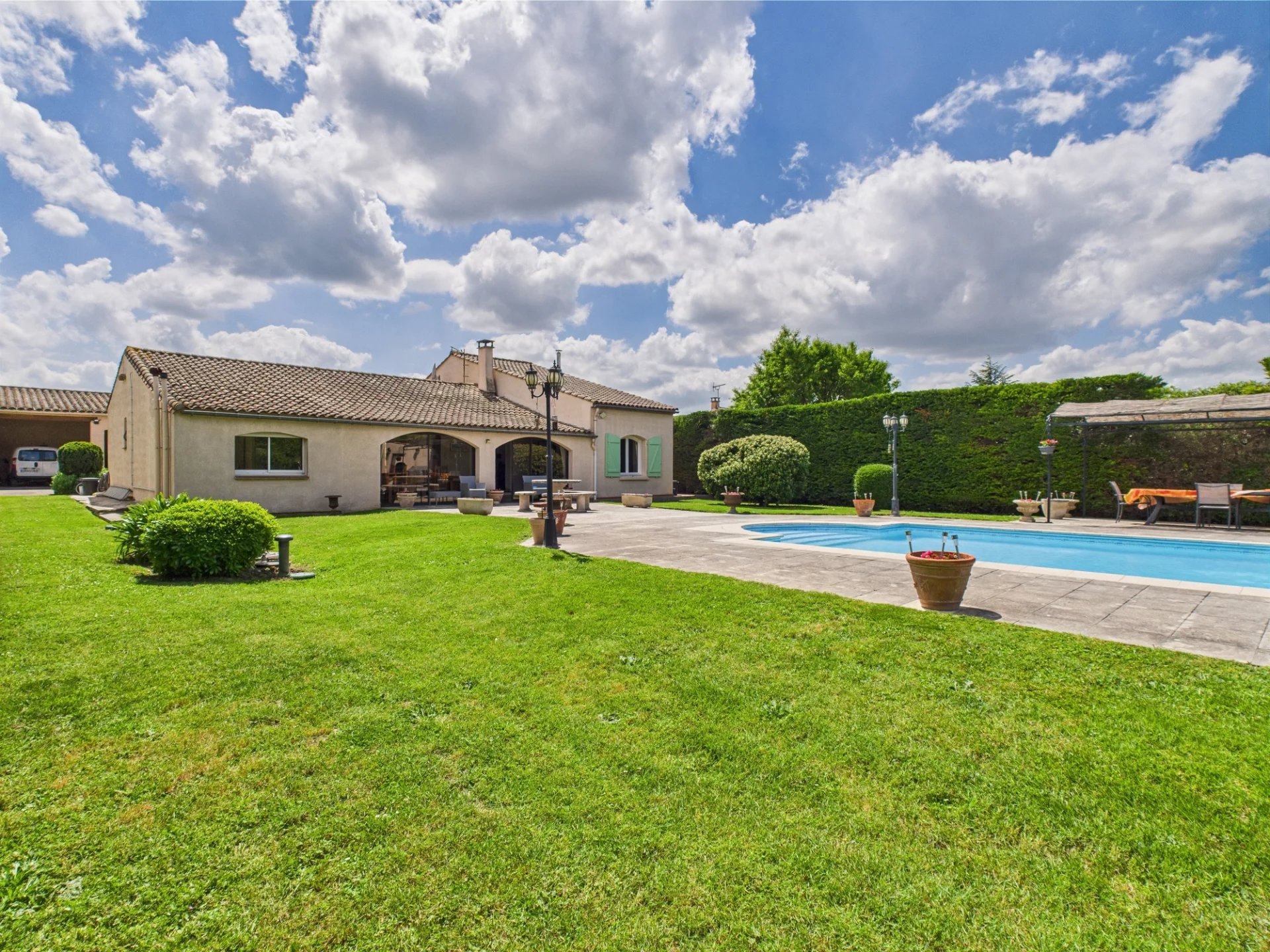 Charmante villa avec jardin, piscine et garage, dans un village avec commerces