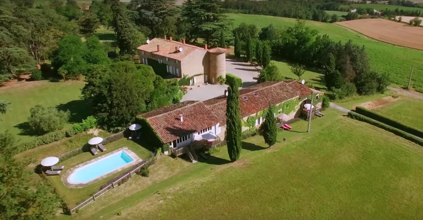 Confortable château médiéval avec terrain, 2 piscines, 3 maisonnettes indépendantes, terrain et vue sublime