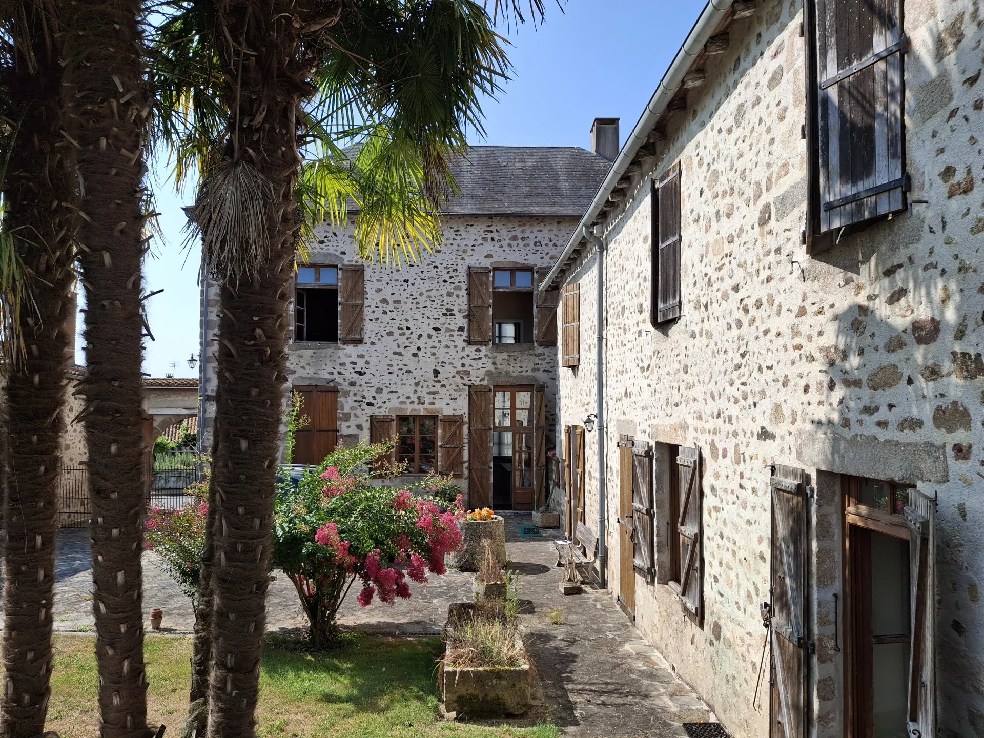 Île du paradis à fort potentiel au cœur d'un village entre Confolens et Bellac charentais