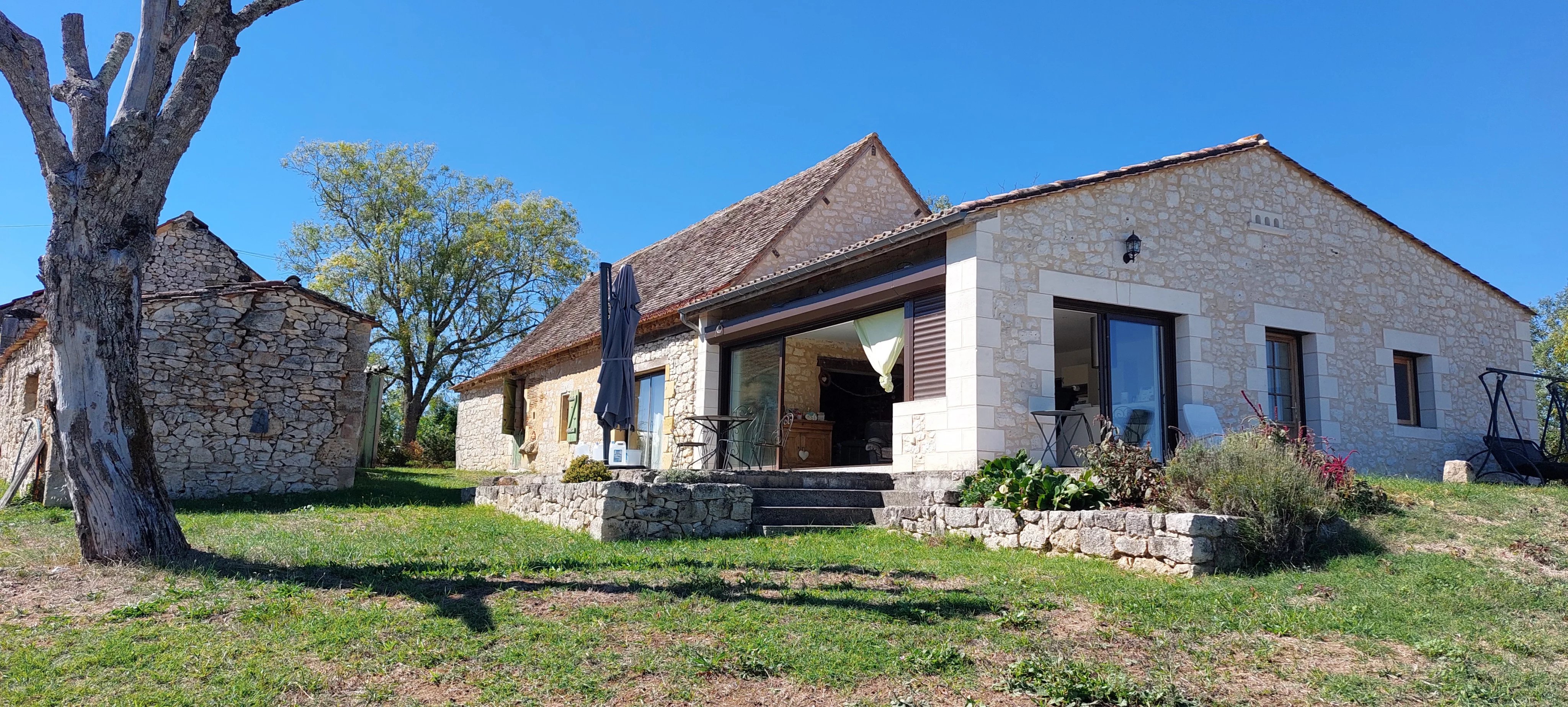 Charming stone built house with outbuildings close to Issigeac