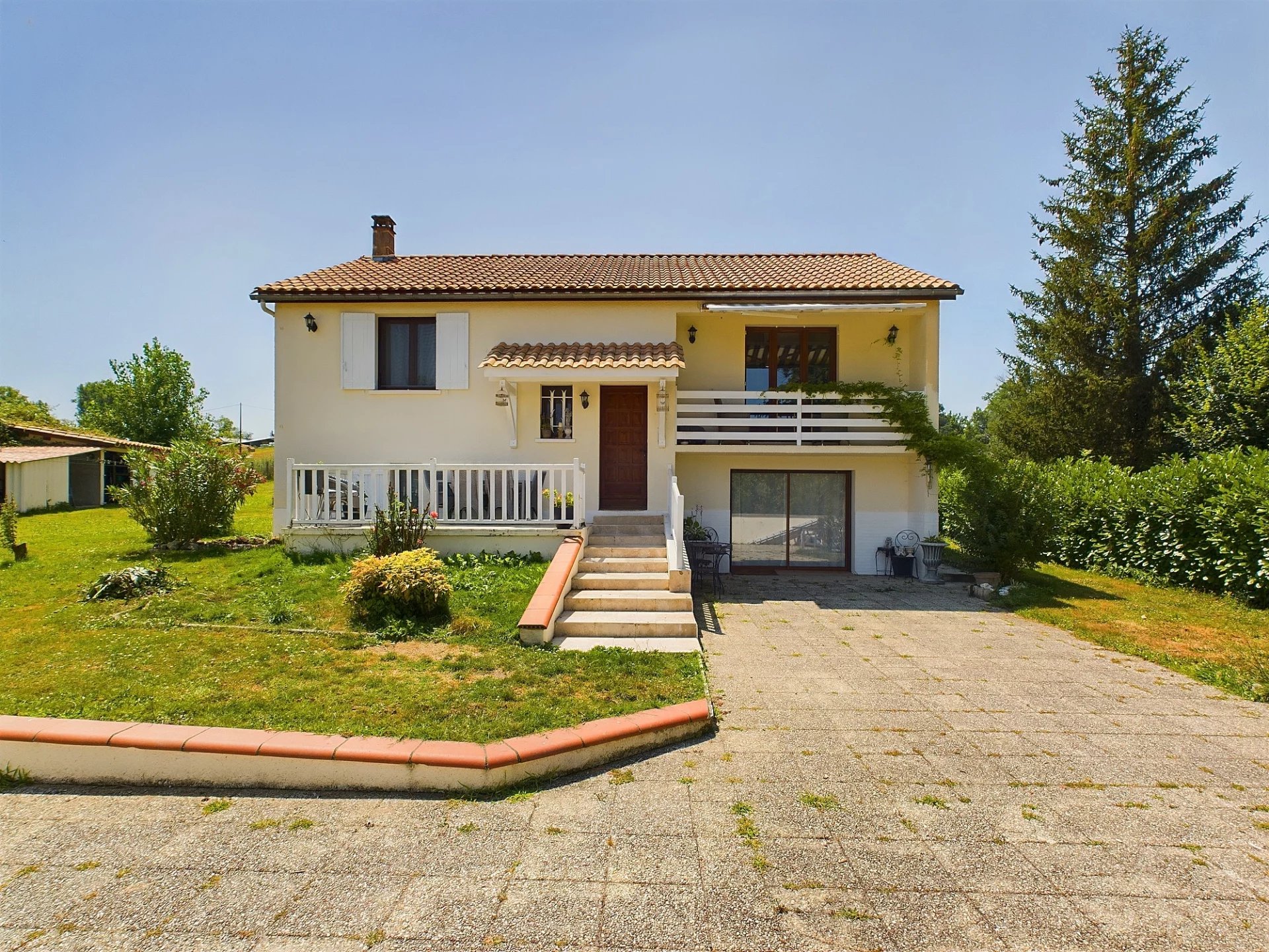 Grande maison familiale, emplacement tranquille, mais à seulement 5 minutes à pied de la ville.