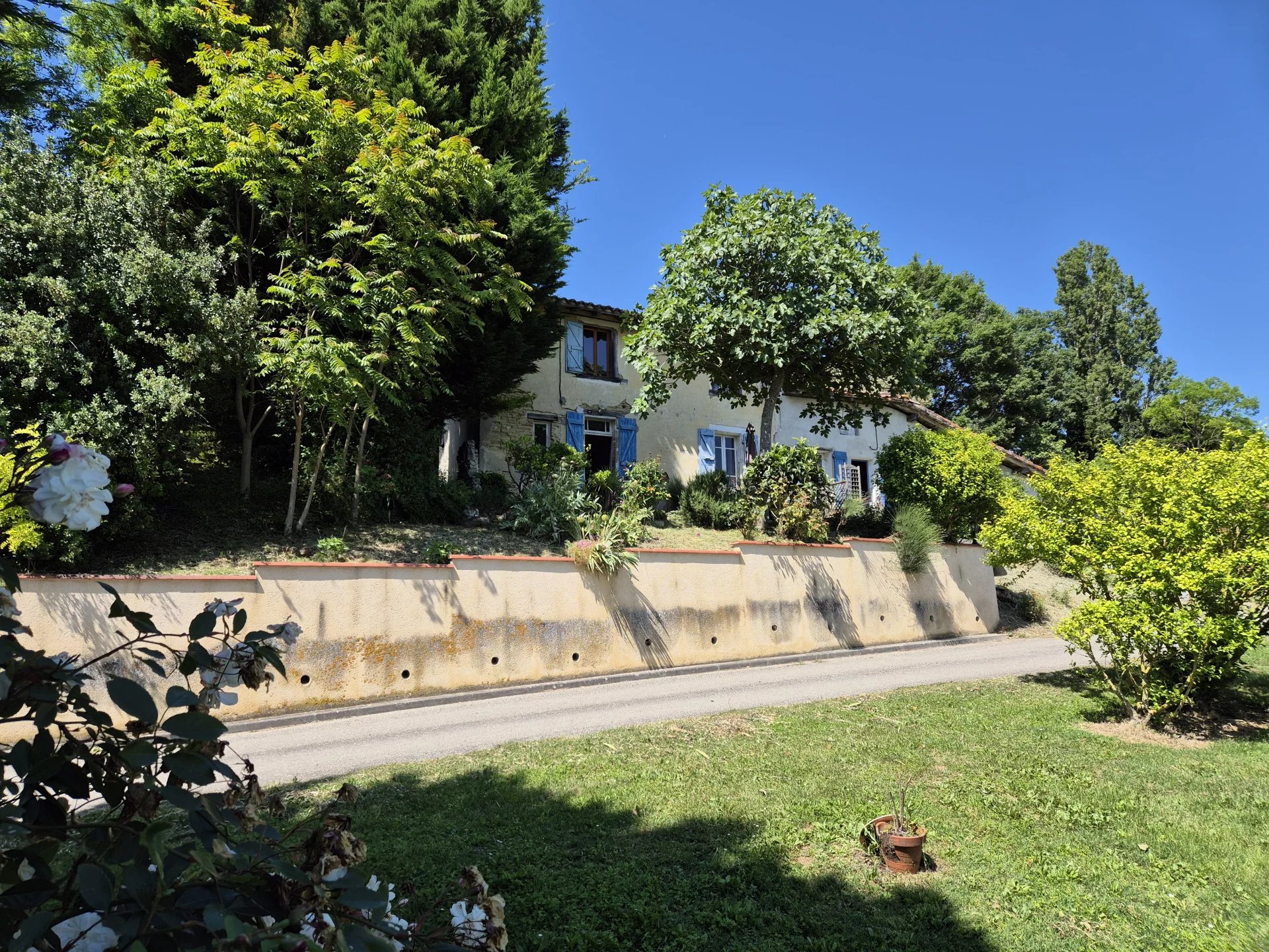 Grande maison de village avec jardin et maison d'amis