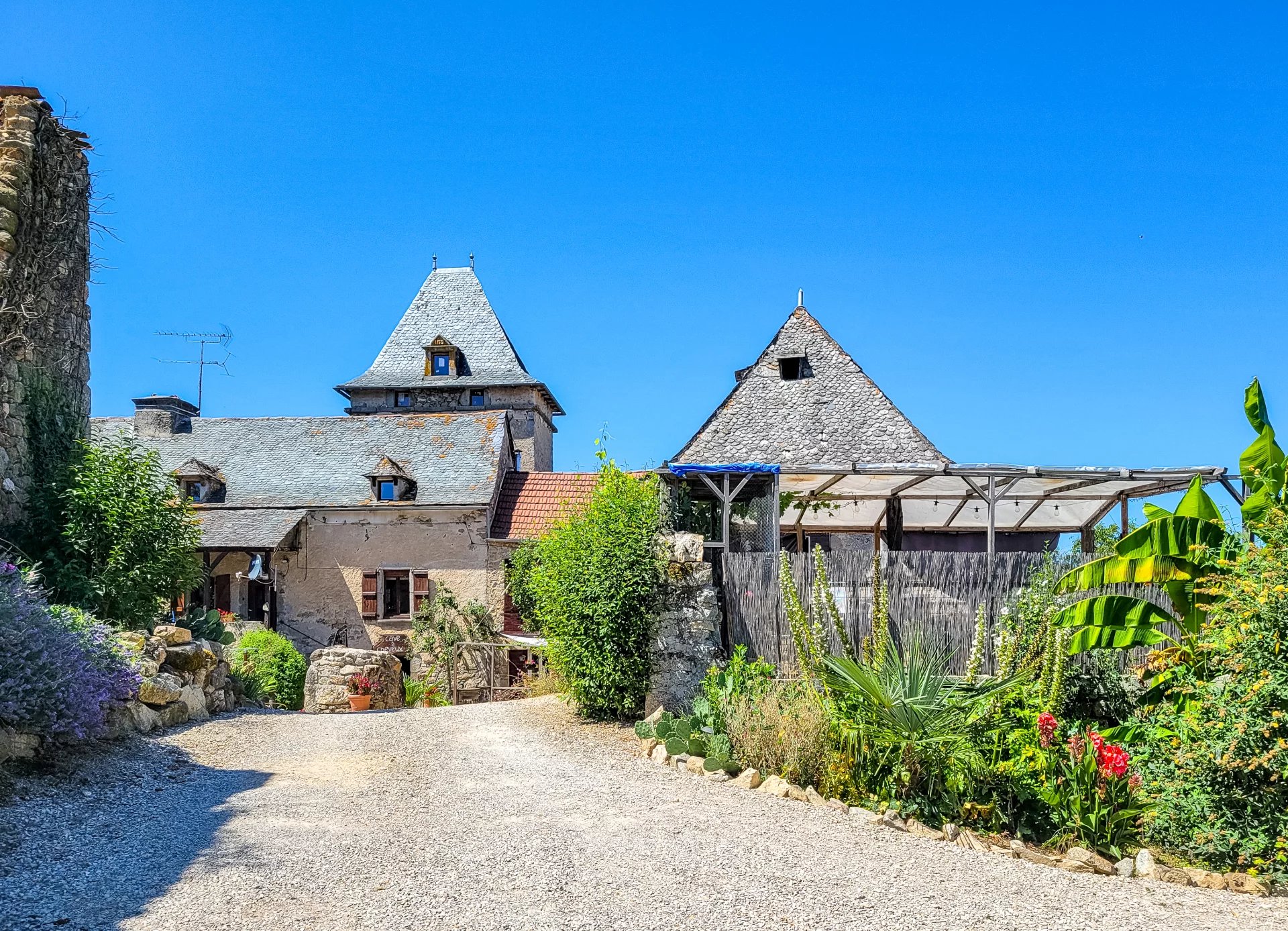 Traditionally restored farmhouse with Safari Lodges and two gites
