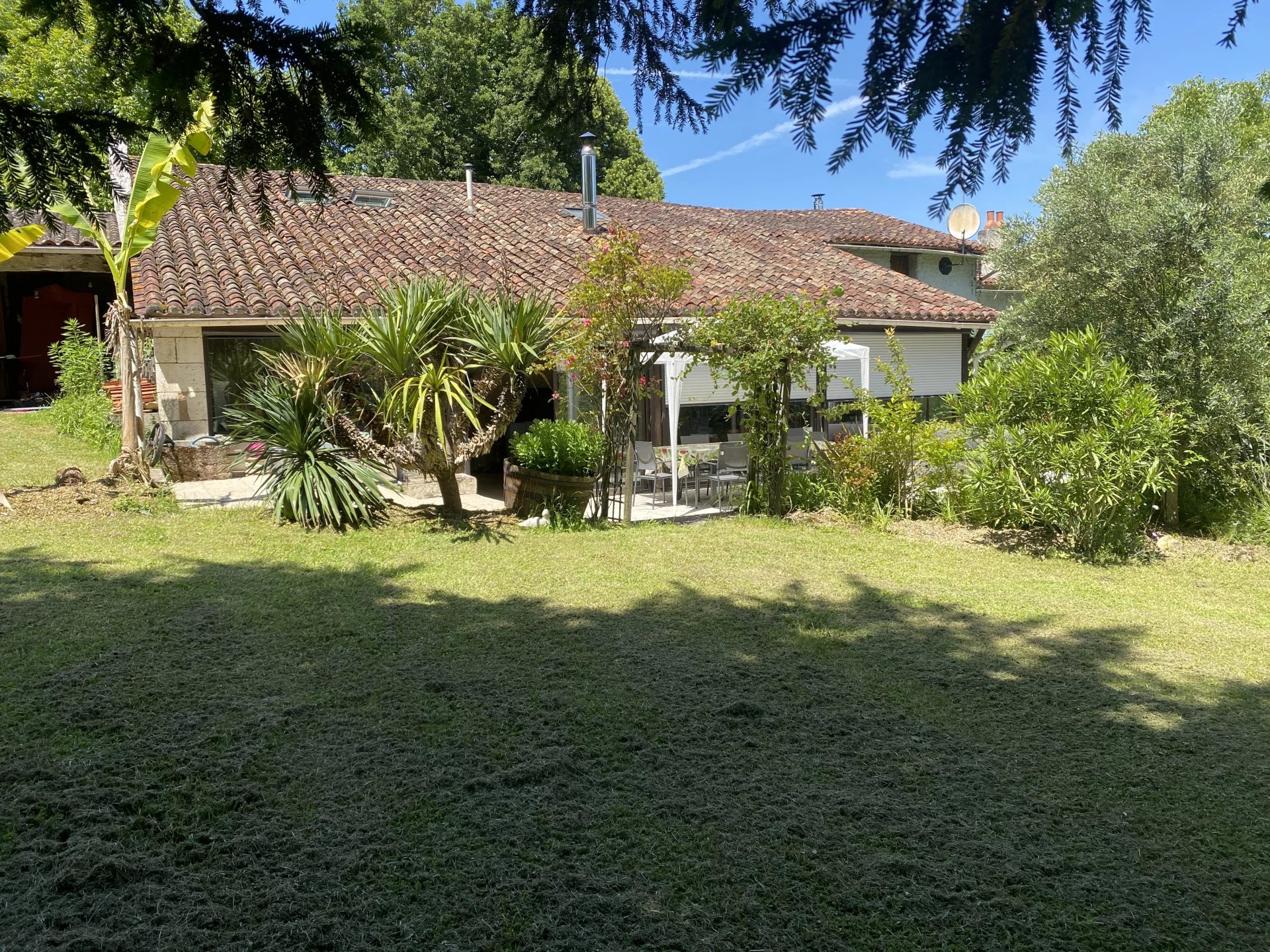 Maison de 3 chambres avec grand jardin et piscine