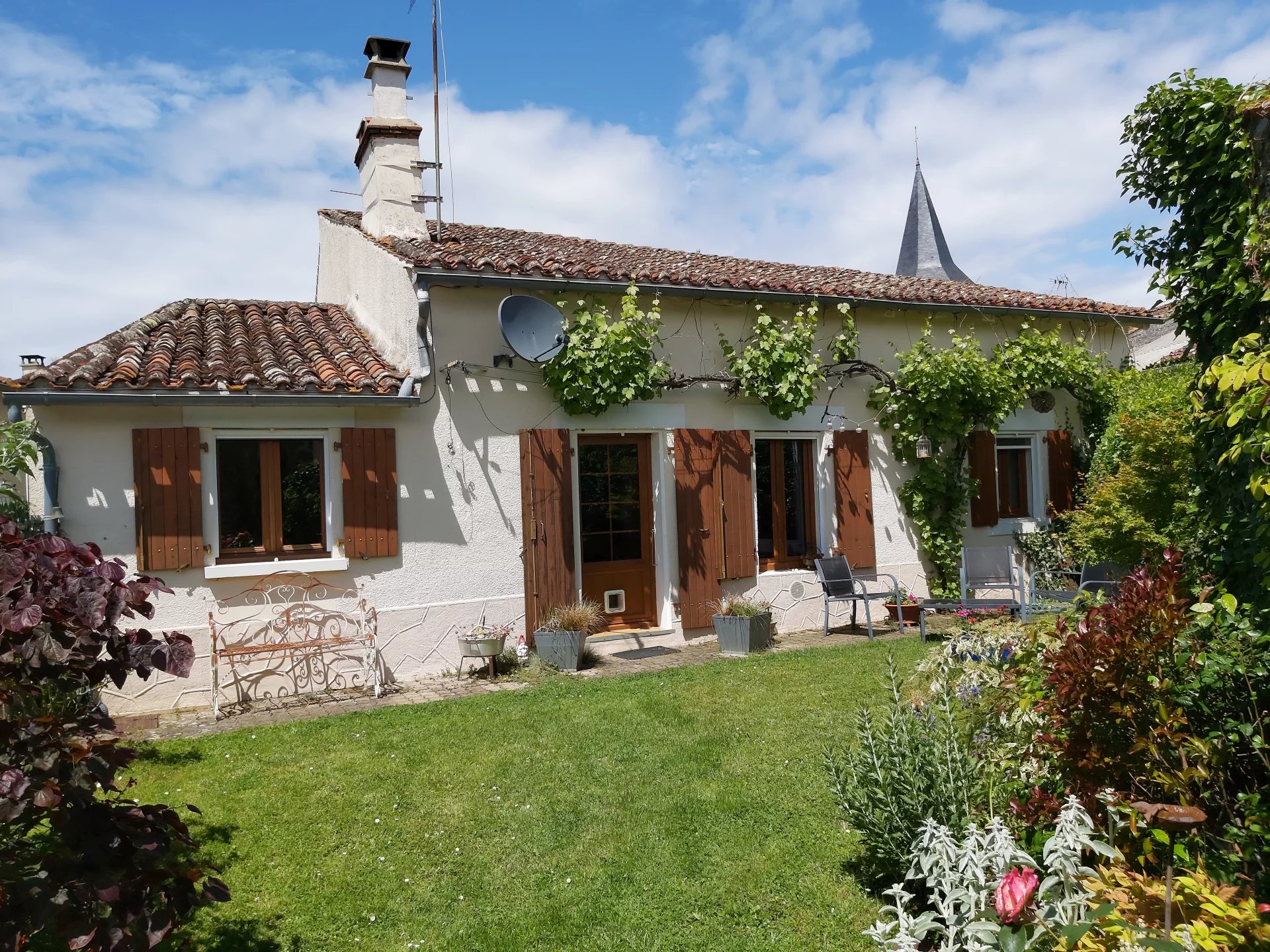 Pretty 3 bed cottage on outskirts of village near the picturesque town of L'Isle Jourdain