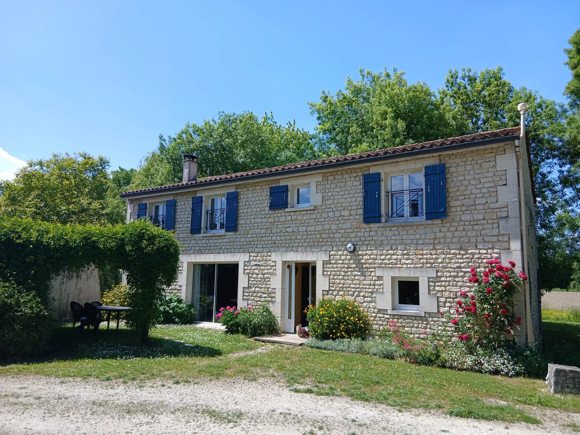 Former mill with independent 32m² contemporary garden studio