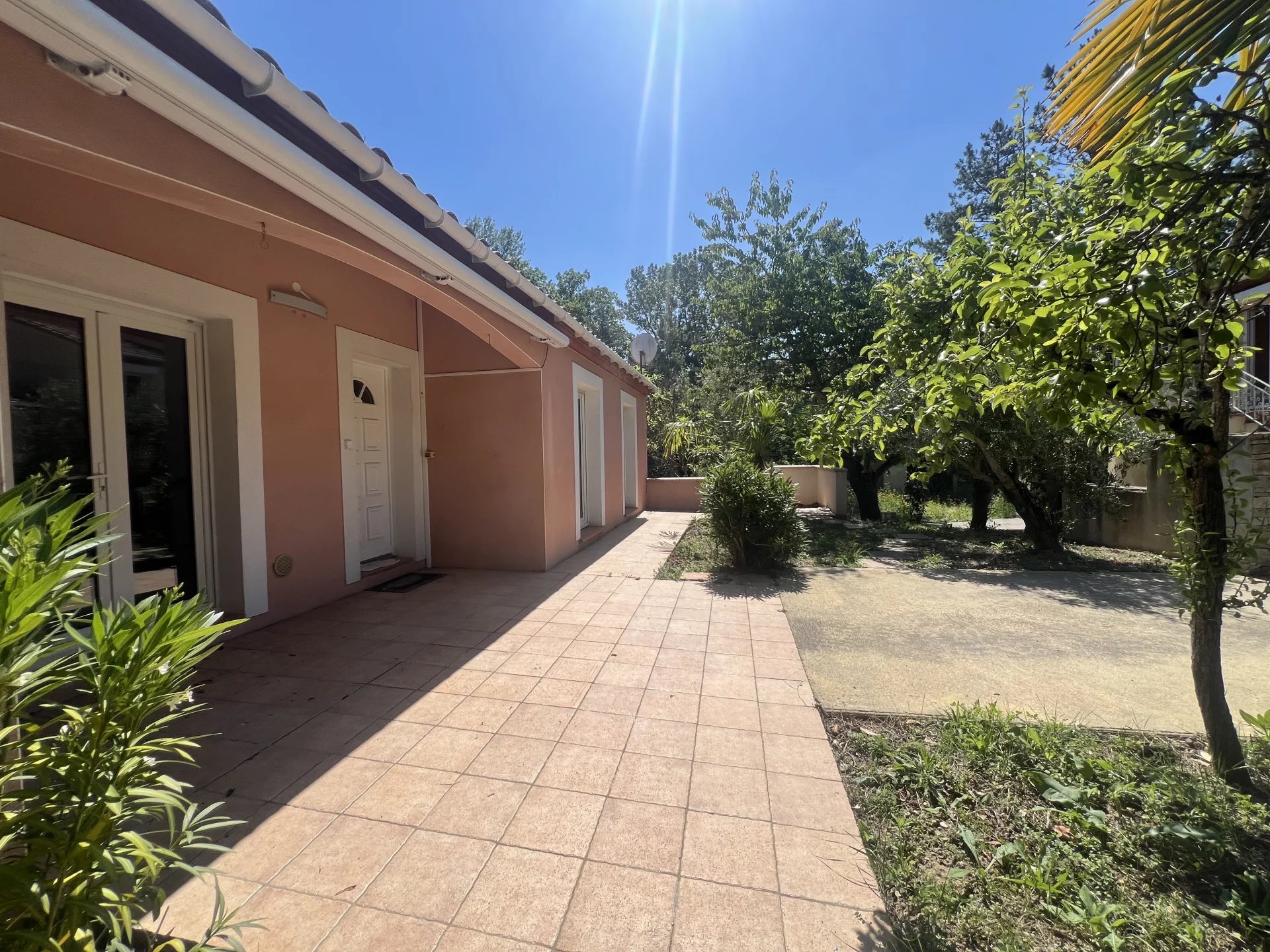 Proche de Limoux, une maison de 5 chambres avec garage et hangar et une maison d'amis à rénover.